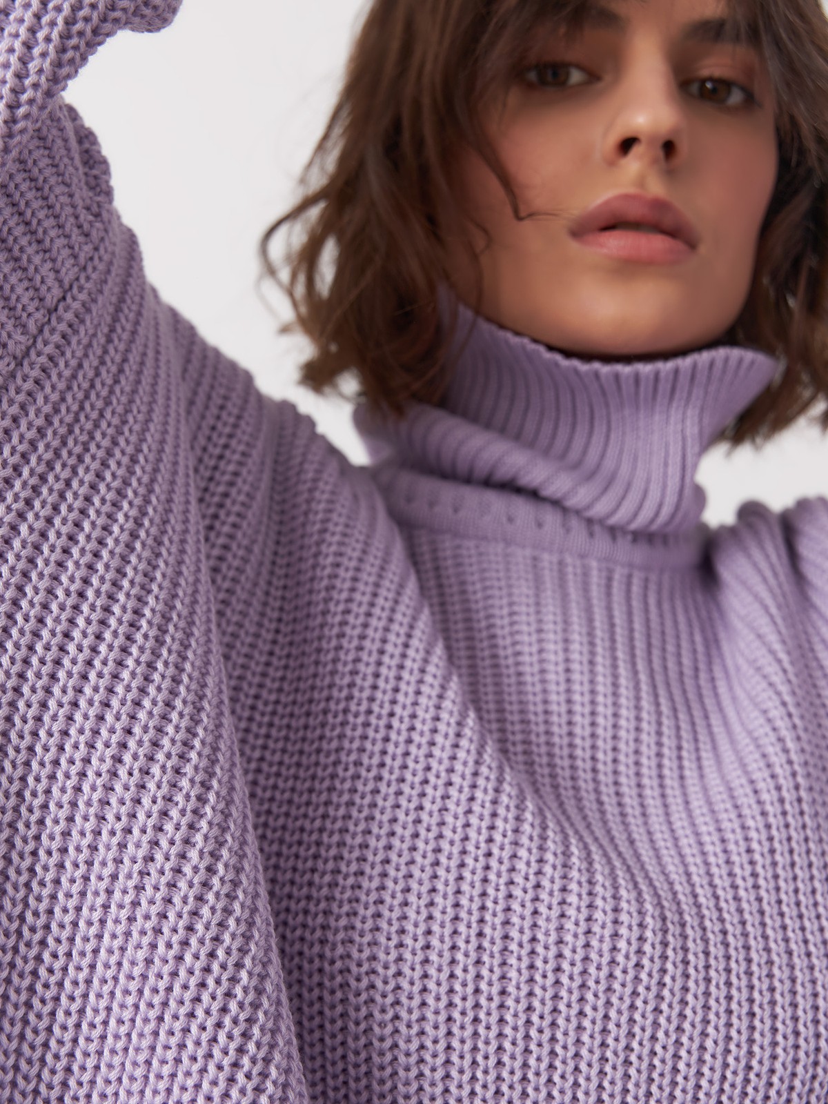 Оверсайз джемпер из хлопкового трикотажа оформлен объемными приспущенными рукавами и высокой горловиной-стойкой. Ребристая отделка в рубчик.

На модели размер ONE SIZE