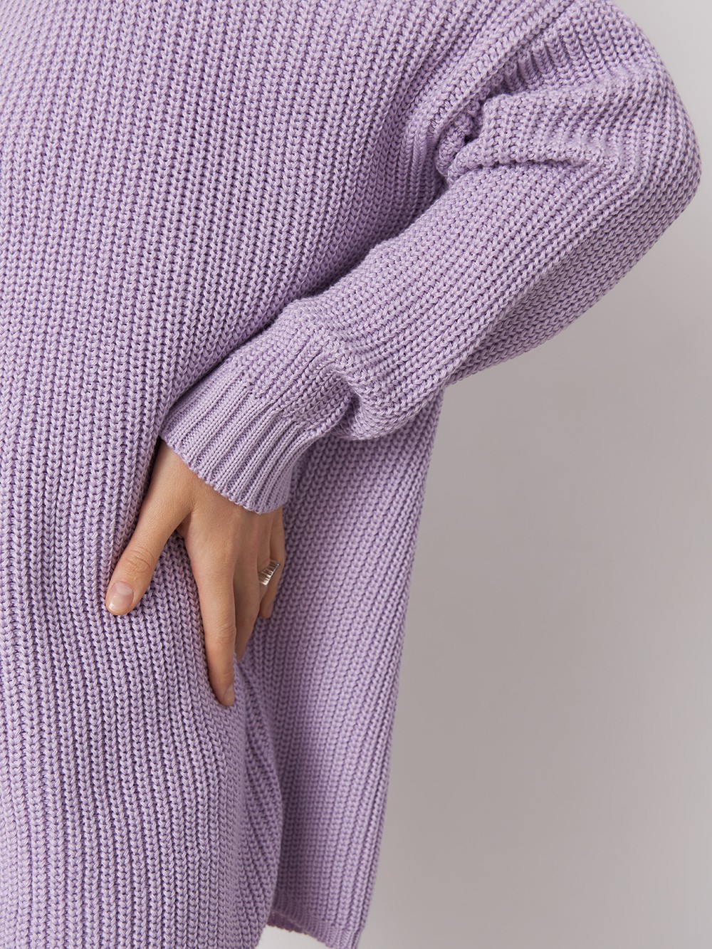 Оверсайз джемпер из хлопкового трикотажа оформлен объемными приспущенными рукавами и высокой горловиной-стойкой. Ребристая отделка в рубчик.

На модели размер ONE SIZE