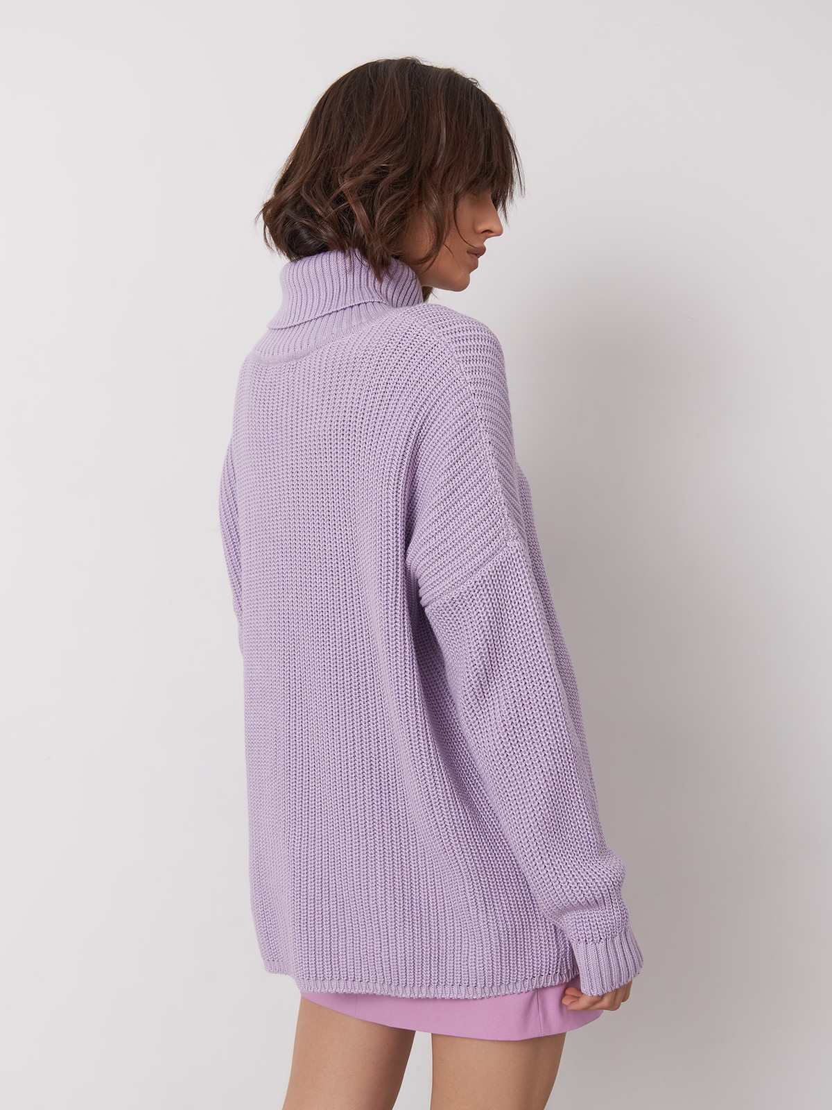 Оверсайз джемпер из хлопкового трикотажа оформлен объемными приспущенными рукавами и высокой горловиной-стойкой. Ребристая отделка в рубчик.

На модели размер ONE SIZE