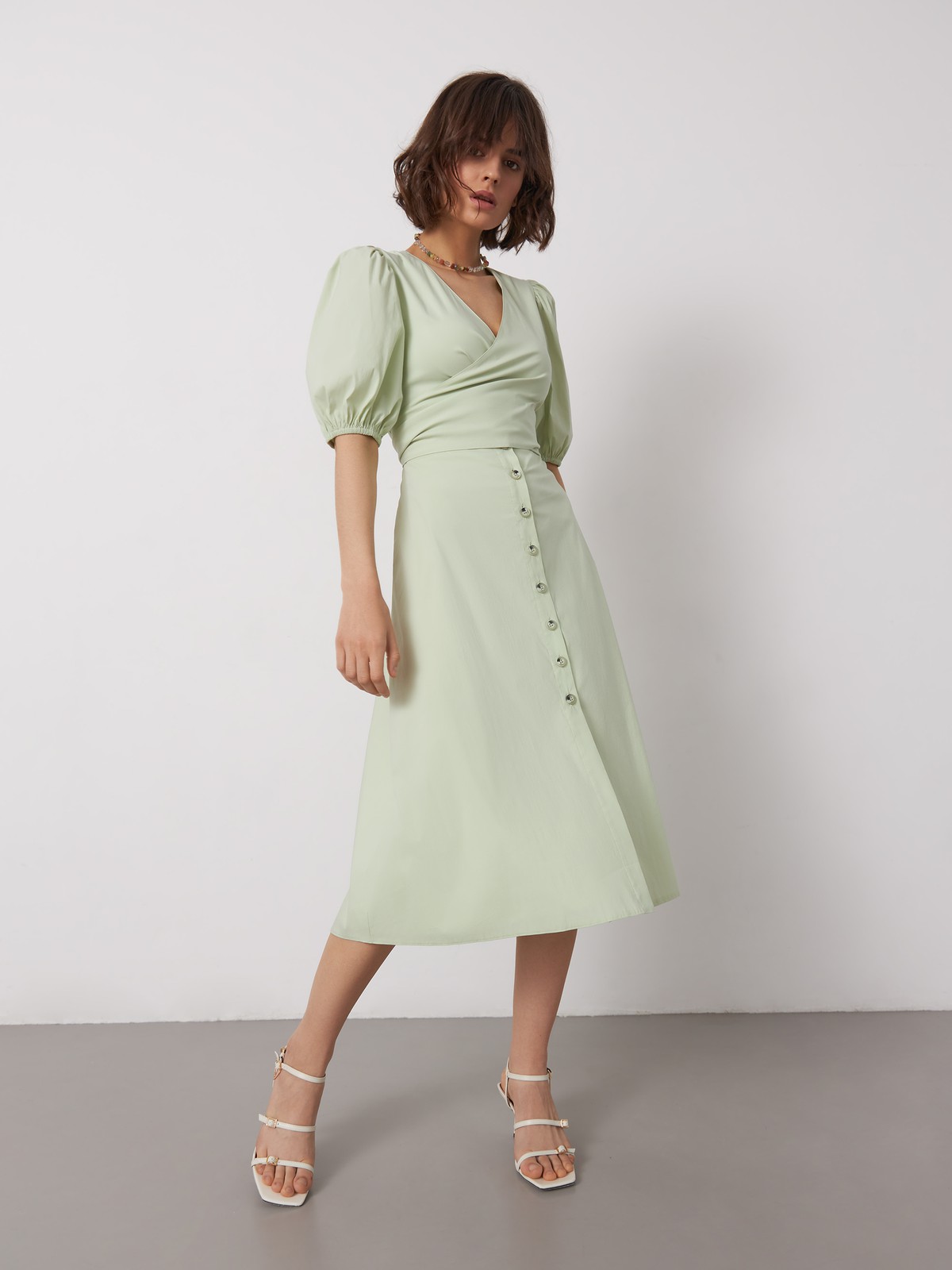 Платье-миди с обьемными рукавами , цвет: фисташковый Allweneed
Миди платье напоминает комплект из топа и юбки, надетых по отдельности. Топ оформлен объемными рукавами со сборками, а юбка повторяет А-силуэт и создает женственный образ. Декоративная драпировка по центру и вырез оголяют пресс и придают соблазнительное настроение образу.
На модели размер M