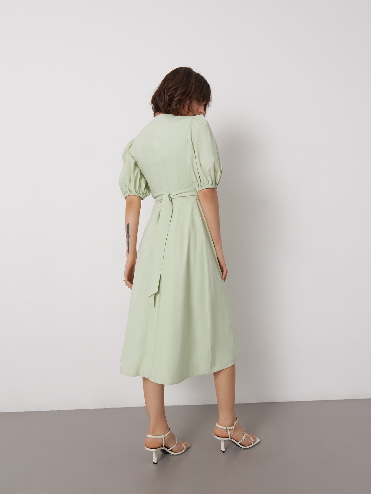 Платье-миди с обьемными рукавами , цвет: фисташковый Allweneed
Миди платье напоминает комплект из топа и юбки, надетых по отдельности. Топ оформлен объемными рукавами со сборками, а юбка повторяет А-силуэт и создает женственный образ. Декоративная драпировка по центру и вырез оголяют пресс и придают соблазнительное настроение образу.
На модели размер M