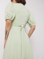 Платье-миди с обьемными рукавами , цвет: фисташковый Allweneed
Миди платье напоминает комплект из топа и юбки, надетых по отдельности. Топ оформлен объемными рукавами со сборками, а юбка повторяет А-силуэт и создает женственный образ. Декоративная драпировка по центру и вырез оголяют пресс и придают соблазнительное настроение образу.
На модели размер M