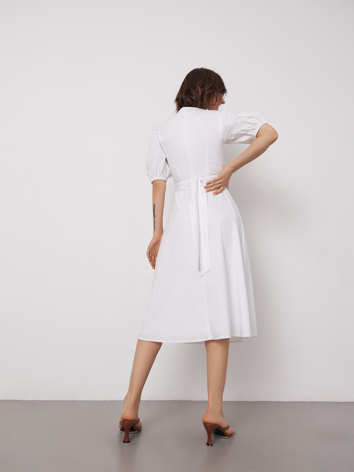 Платье-миди с обьемными рукавами , цвет: белый Allweneed
Миди платье напоминает комплект из топа и юбки, надетых по отдельности. Топ оформлен объемными рукавами со сборками, а юбка повторяет А-силуэт и создает женственный образ. Декоративная драпировка по центру и вырез оголяют пресс и придают соблазнительное настроение образу.
На модели размер M