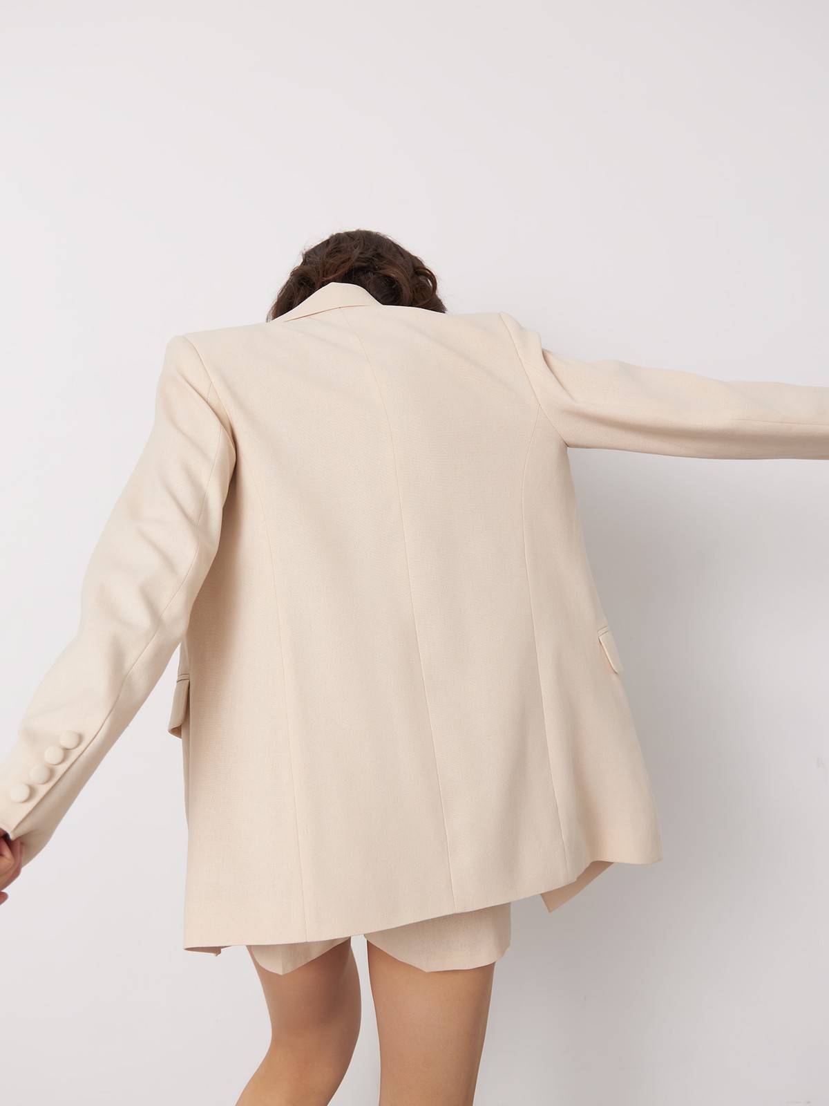 


Благородная природная палитра послужила вдохновнием для новой сезонной коллекции. Двубортный жакет из натурального льна будет отлично смотреться в дуэте с костюмными брюками или юбкой в тон, босоножками или высокими сапогами.

На модели размер XS