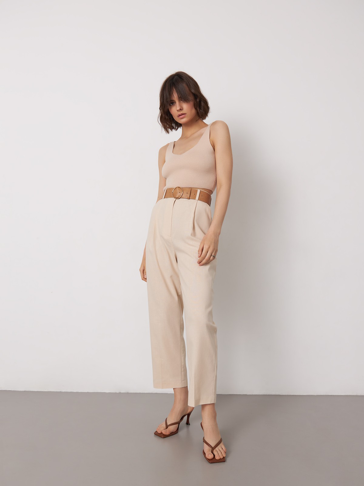 




Брюки-бананы с ремнем из эко-кожи в комплекте
Эти брюки - настоящий маст-хэв весенне-летнего сезона! Они выполнены из легкой льняной ткани и максимально комфортны в ношении. Природная цветовая гамма придаст гармонию любому образу. В комплект к брюкам
подберите жакет в тон из той же коллекции.

На модели размер XS