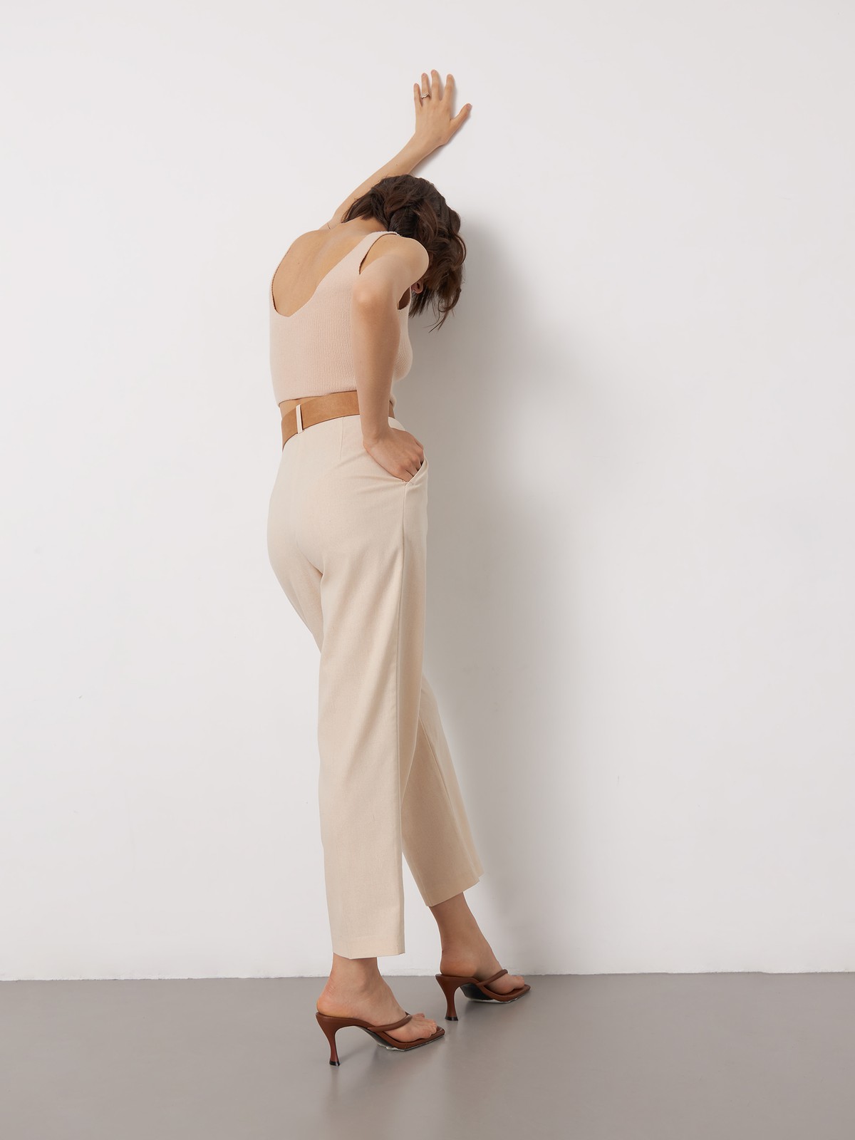 




Брюки-бананы с ремнем из эко-кожи в комплекте
Эти брюки - настоящий маст-хэв весенне-летнего сезона! Они выполнены из легкой льняной ткани и максимально комфортны в ношении. Природная цветовая гамма придаст гармонию любому образу. В комплект к брюкам
подберите жакет в тон из той же коллекции.

На модели размер XS