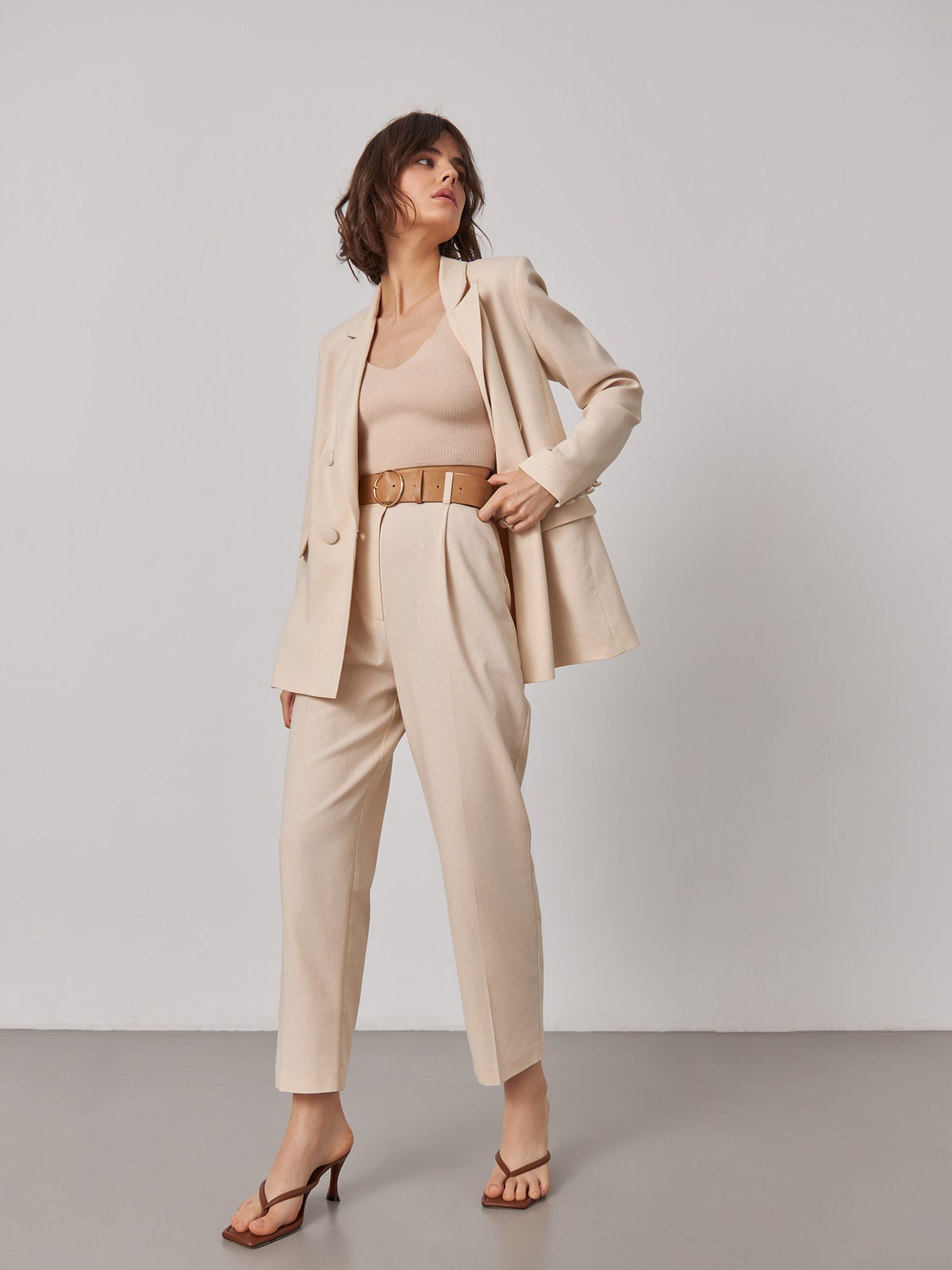 


Благородная природная палитра послужила вдохновнием для новой сезонной коллекции. Двубортный жакет из натурального льна будет отлично смотреться в дуэте с костюмными брюками или юбкой в тон, босоножками или высокими сапогами.

На модели размер XS