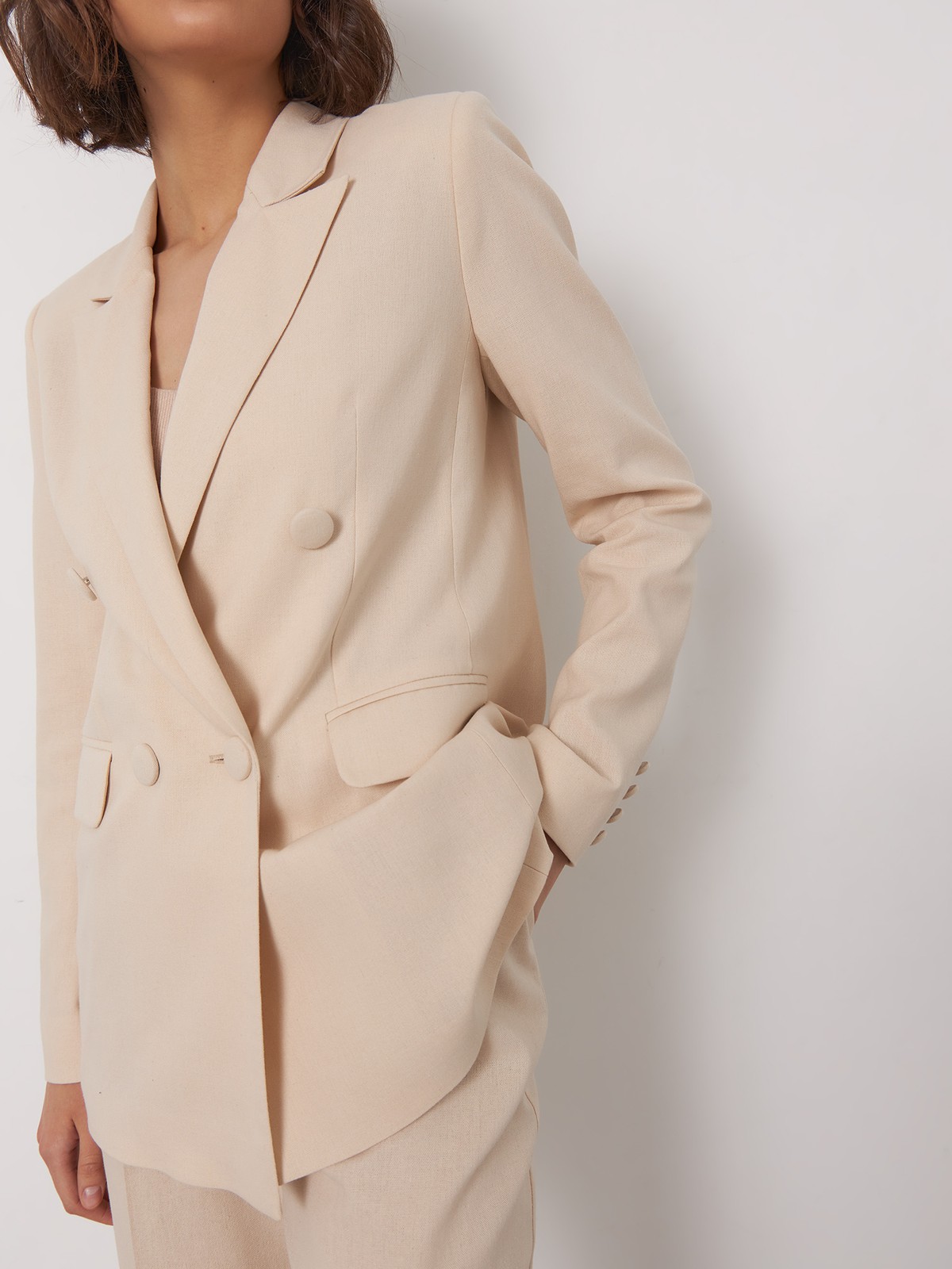 


Благородная природная палитра послужила вдохновнием для новой сезонной коллекции. Двубортный жакет из натурального льна будет отлично смотреться в дуэте с костюмными брюками или юбкой в тон, босоножками или высокими сапогами.

На модели размер XS