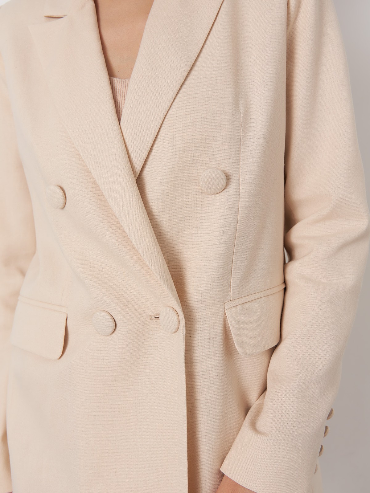 


Благородная природная палитра послужила вдохновнием для новой сезонной коллекции. Двубортный жакет из натурального льна будет отлично смотреться в дуэте с костюмными брюками или юбкой в тон, босоножками или высокими сапогами.

На модели размер XS