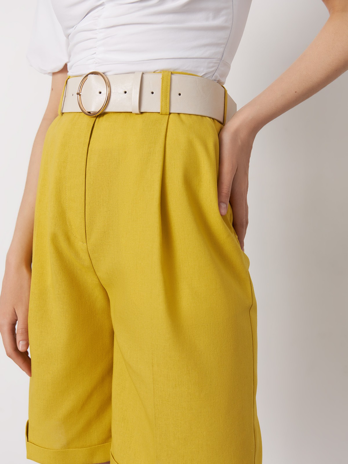 Шорты-бермуды, цвет: лимонный Allweneed
Шорты бермуды - внесезонный хит коллекций уже несколько сезонов подряд. Наша новинка универсальной длины из легкой льняной ткани отлично смотрится на любой фигуре: благодаря высокой посадке на талии и мягким защипам по бокам. В комплект к шортам из коллекции можно подобрать жакет и рубашку из такой же ткани. Ремень из искусственной кожи в комплекте.
На модели размер XS