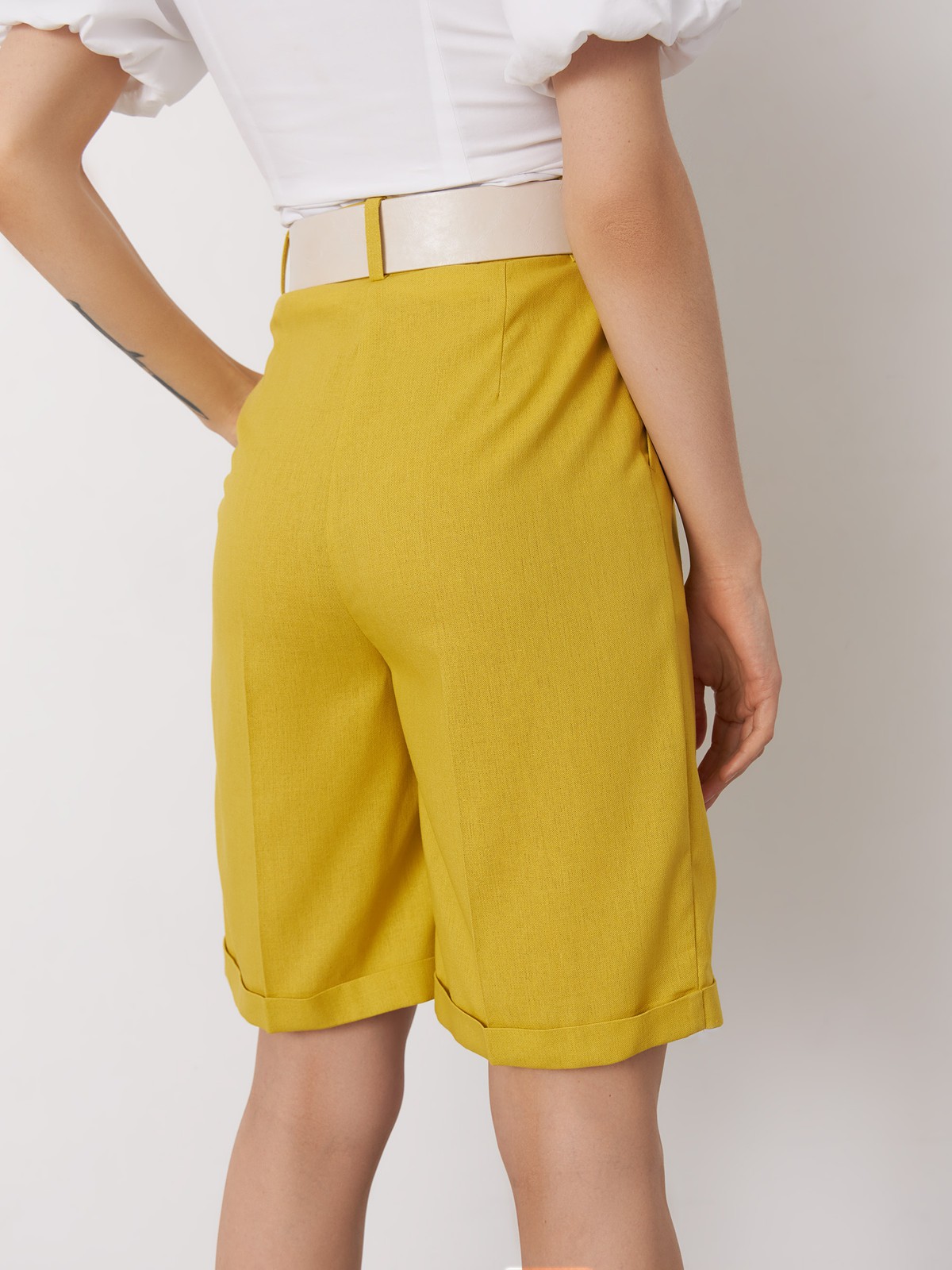 Шорты-бермуды, цвет: лимонный Allweneed
Шорты бермуды - внесезонный хит коллекций уже несколько сезонов подряд. Наша новинка универсальной длины из легкой льняной ткани отлично смотрится на любой фигуре: благодаря высокой посадке на талии и мягким защипам по бокам. В комплект к шортам из коллекции можно подобрать жакет и рубашку из такой же ткани. Ремень из искусственной кожи в комплекте.
На модели размер XS