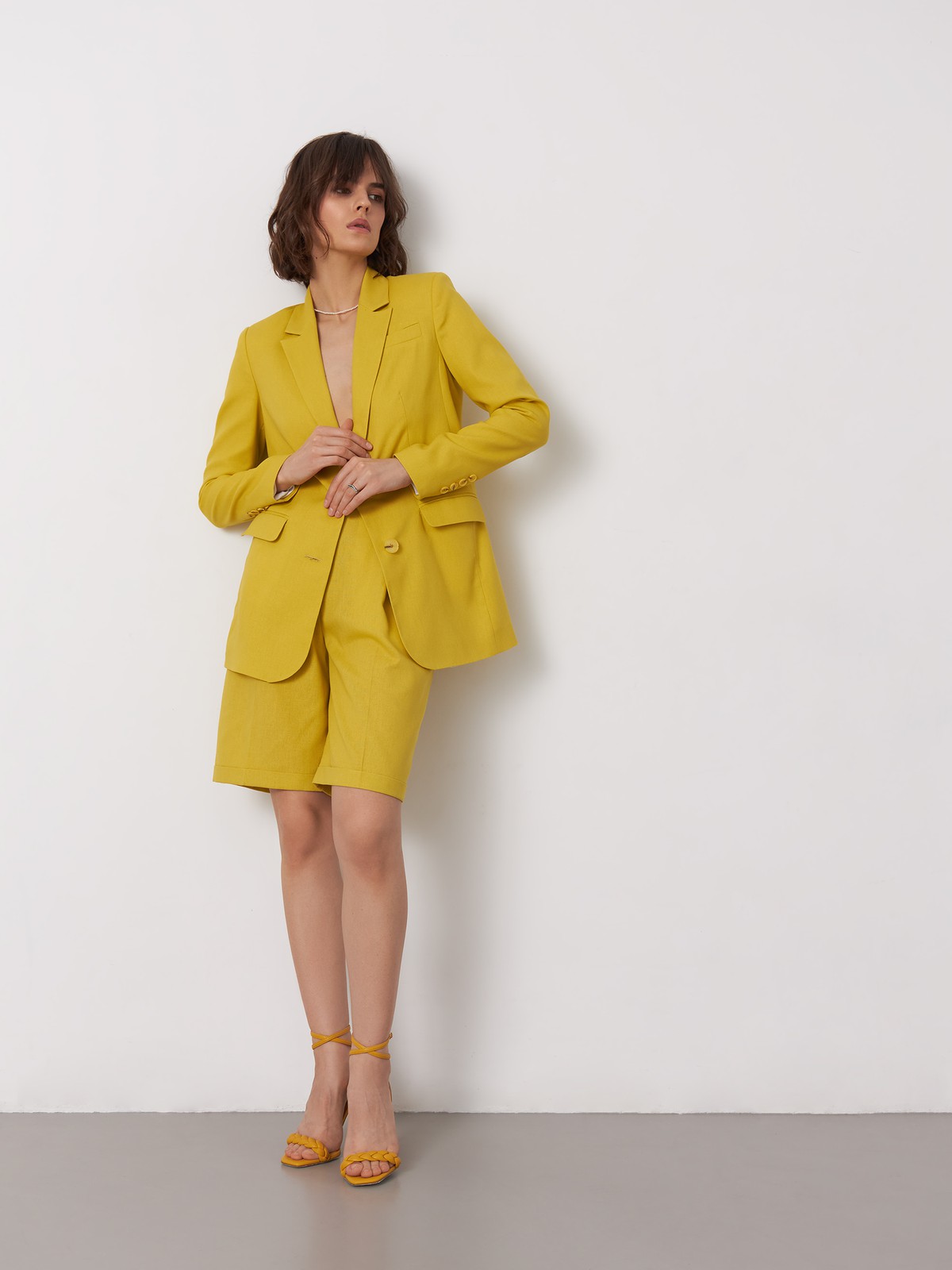 




Однобортный жакет оформлен острыми лацканами и 1 рядом однотонных пуговиц, вытягивающих силуэт. Костюмная двойка - беспроигрышное сочетание, куда бы вы его ни надели. В комплект к жакету в коллекции можно подобрать юбку или шорты из такой же ткани.

На модели размер XS