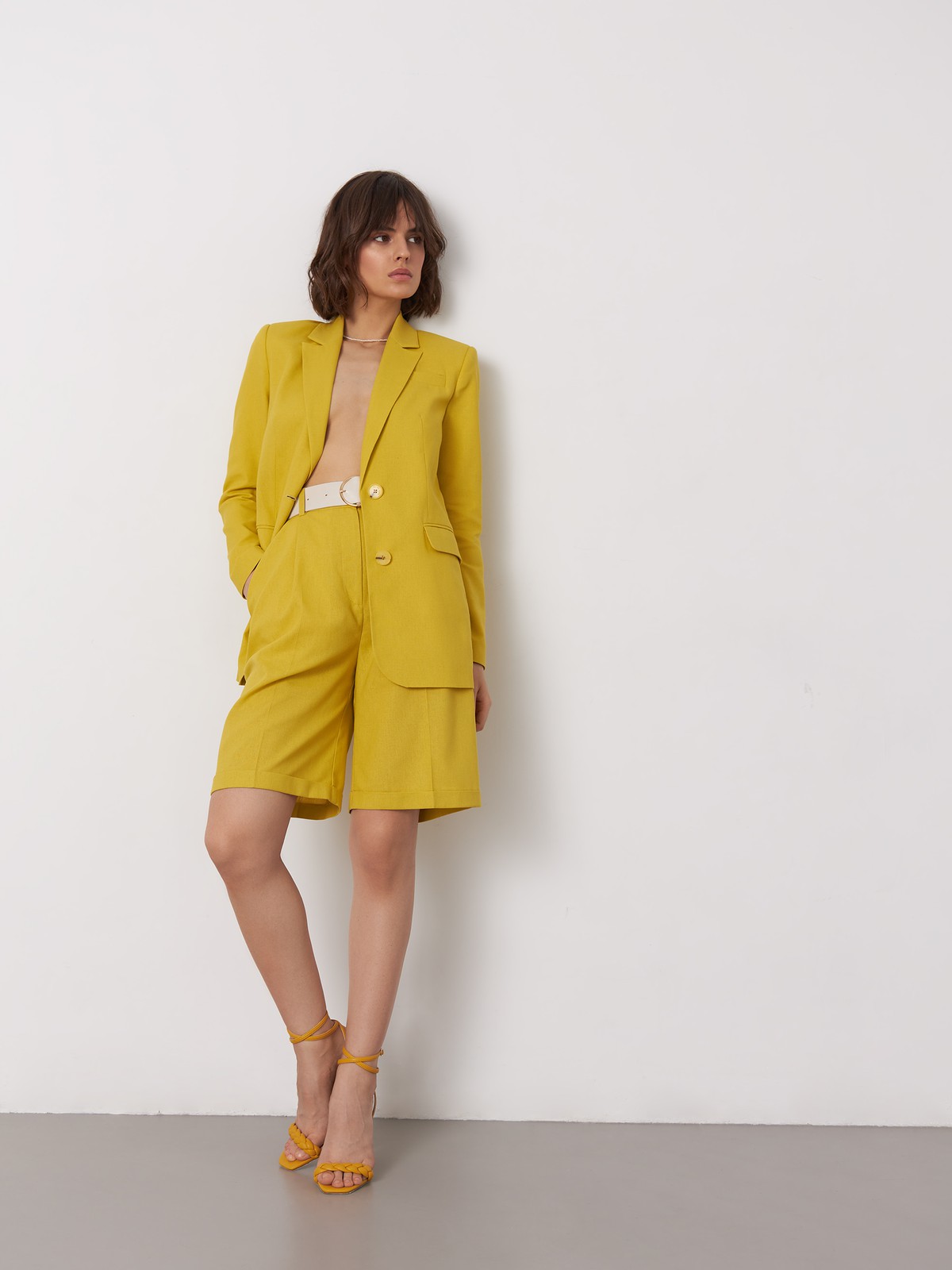 




Однобортный жакет оформлен острыми лацканами и 1 рядом однотонных пуговиц, вытягивающих силуэт. Костюмная двойка - беспроигрышное сочетание, куда бы вы его ни надели. В комплект к жакету в коллекции можно подобрать юбку или шорты из такой же ткани.

На модели размер XS