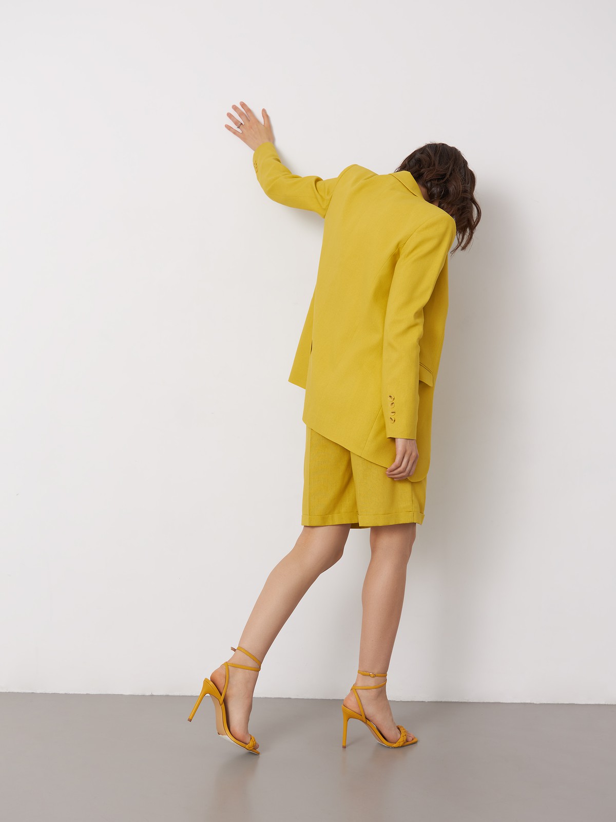 




Однобортный жакет оформлен острыми лацканами и 1 рядом однотонных пуговиц, вытягивающих силуэт. Костюмная двойка - беспроигрышное сочетание, куда бы вы его ни надели. В комплект к жакету в коллекции можно подобрать юбку или шорты из такой же ткани.

На модели размер XS