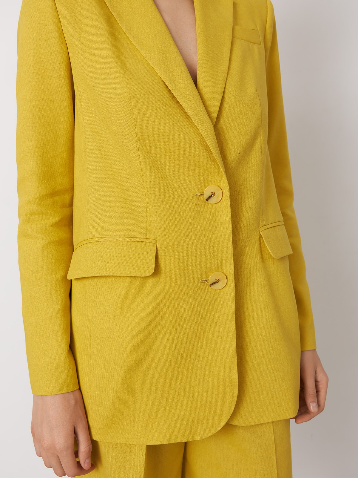 




Однобортный жакет оформлен острыми лацканами и 1 рядом однотонных пуговиц, вытягивающих силуэт. Костюмная двойка - беспроигрышное сочетание, куда бы вы его ни надели. В комплект к жакету в коллекции можно подобрать юбку или шорты из такой же ткани.

На модели размер XS