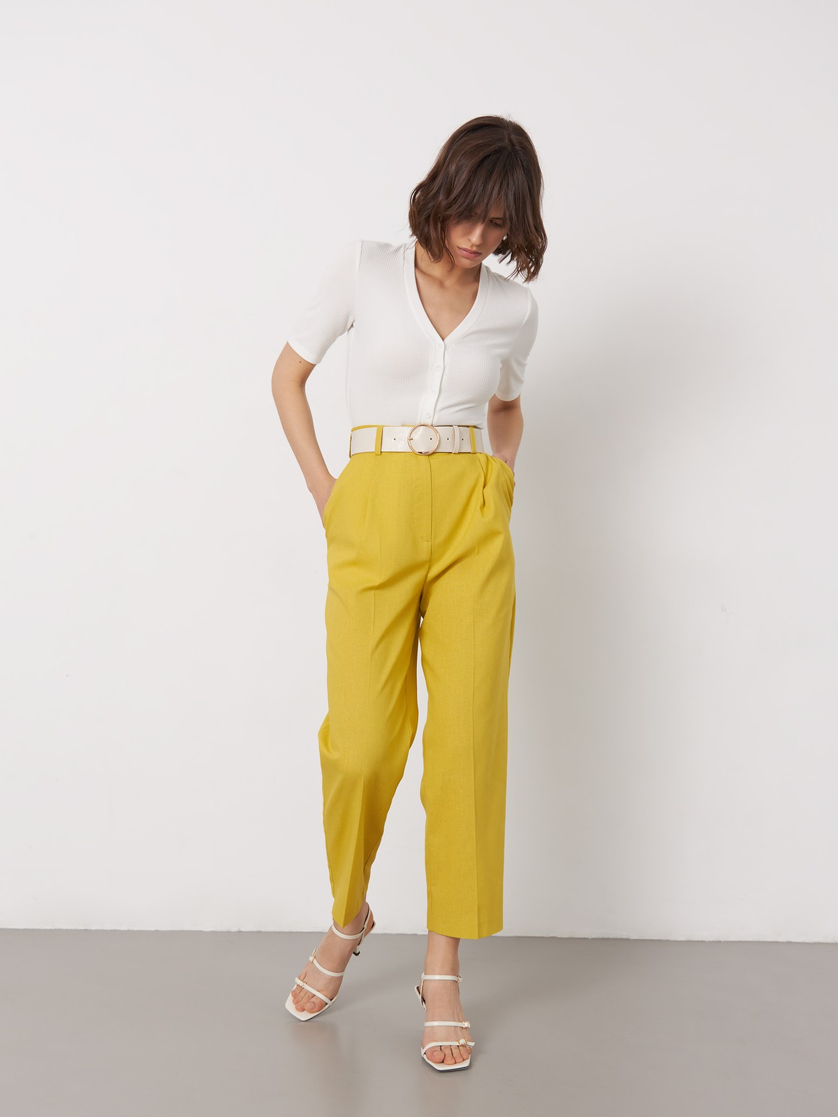 Брюки-бананы , цвет: лимонный Allweneed
Брюки-бананы с ремнем из эко-кожи в комплекте
Эти брюки - настоящий маст-хэв весенне-летнего сезона! Они выполнены из легкой льняной ткани и максимально комфортны в ношении. Природная цветовая гамма придаст гармонию любому образу. В комплект к брюкам
подберите жакет в тон из той же коллекции.
На модели размер XS