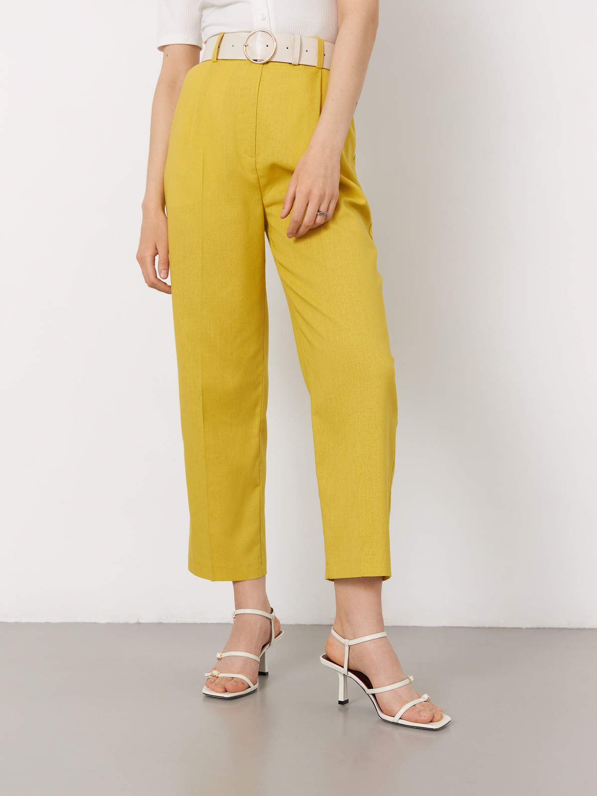 Брюки-бананы , цвет: лимонный Allweneed
Брюки-бананы с ремнем из эко-кожи в комплекте
Эти брюки - настоящий маст-хэв весенне-летнего сезона! Они выполнены из легкой льняной ткани и максимально комфортны в ношении. Природная цветовая гамма придаст гармонию любому образу. В комплект к брюкам
подберите жакет в тон из той же коллекции.
На модели размер XS