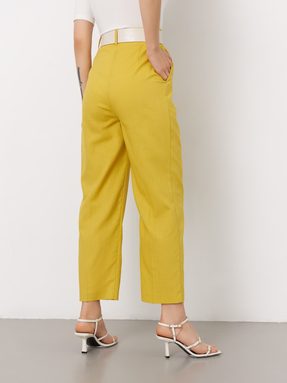 Брюки-бананы , цвет: лимонный Allweneed
Брюки-бананы с ремнем из эко-кожи в комплекте
Эти брюки - настоящий маст-хэв весенне-летнего сезона! Они выполнены из легкой льняной ткани и максимально комфортны в ношении. Природная цветовая гамма придаст гармонию любому образу. В комплект к брюкам
подберите жакет в тон из той же коллекции.
На модели размер XS