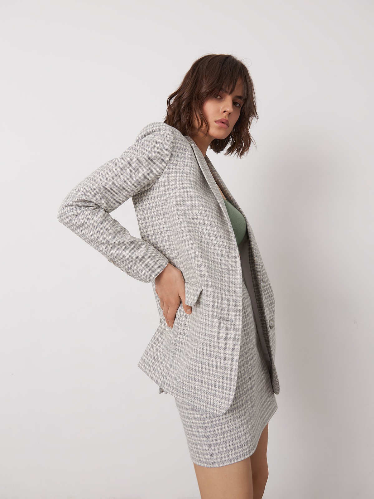 




Однобортный жакет оформлен острыми лацканами и 1 рядом однотонных пуговиц, вытягивающих силуэт. Костюмная двойка - беспроигрышное сочетание, куда бы вы его ни надели. В комплект к жакету в коллекции можно подобрать юбку или шорты из такой же ткани.

На модели размер XS