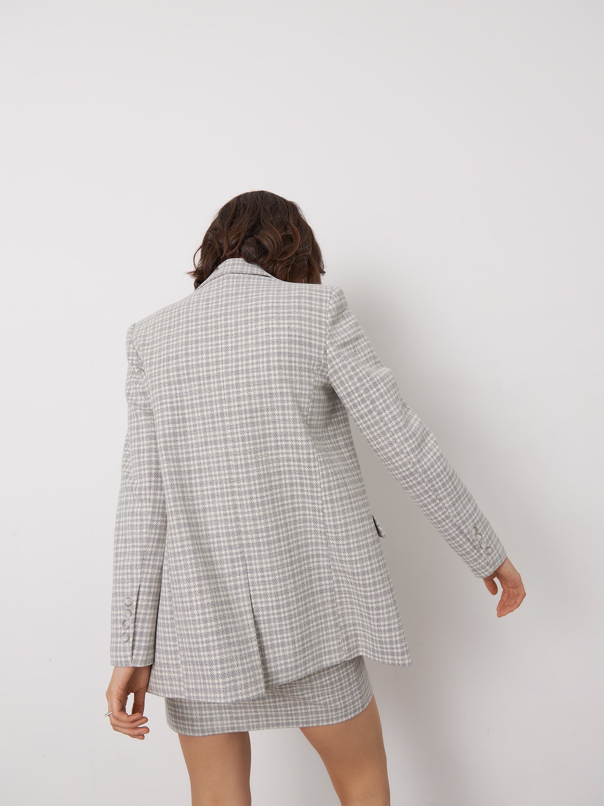 




Однобортный жакет оформлен острыми лацканами и 1 рядом однотонных пуговиц, вытягивающих силуэт. Костюмная двойка - беспроигрышное сочетание, куда бы вы его ни надели. В комплект к жакету в коллекции можно подобрать юбку или шорты из такой же ткани.

На модели размер XS