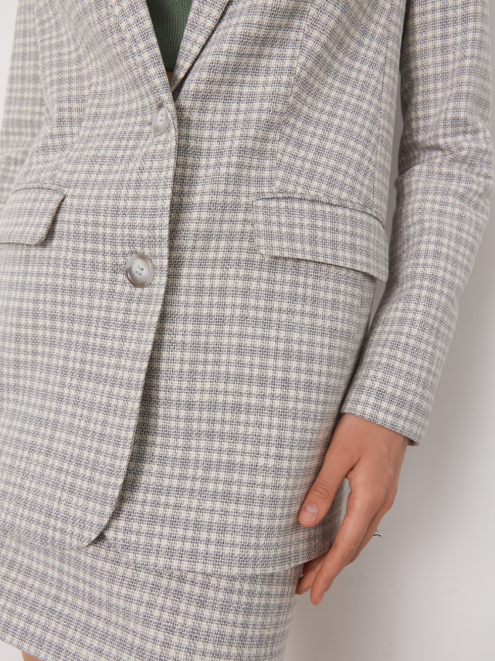 




Однобортный жакет оформлен острыми лацканами и 1 рядом однотонных пуговиц, вытягивающих силуэт. Костюмная двойка - беспроигрышное сочетание, куда бы вы его ни надели. В комплект к жакету в коллекции можно подобрать юбку или шорты из такой же ткани.

На модели размер XS