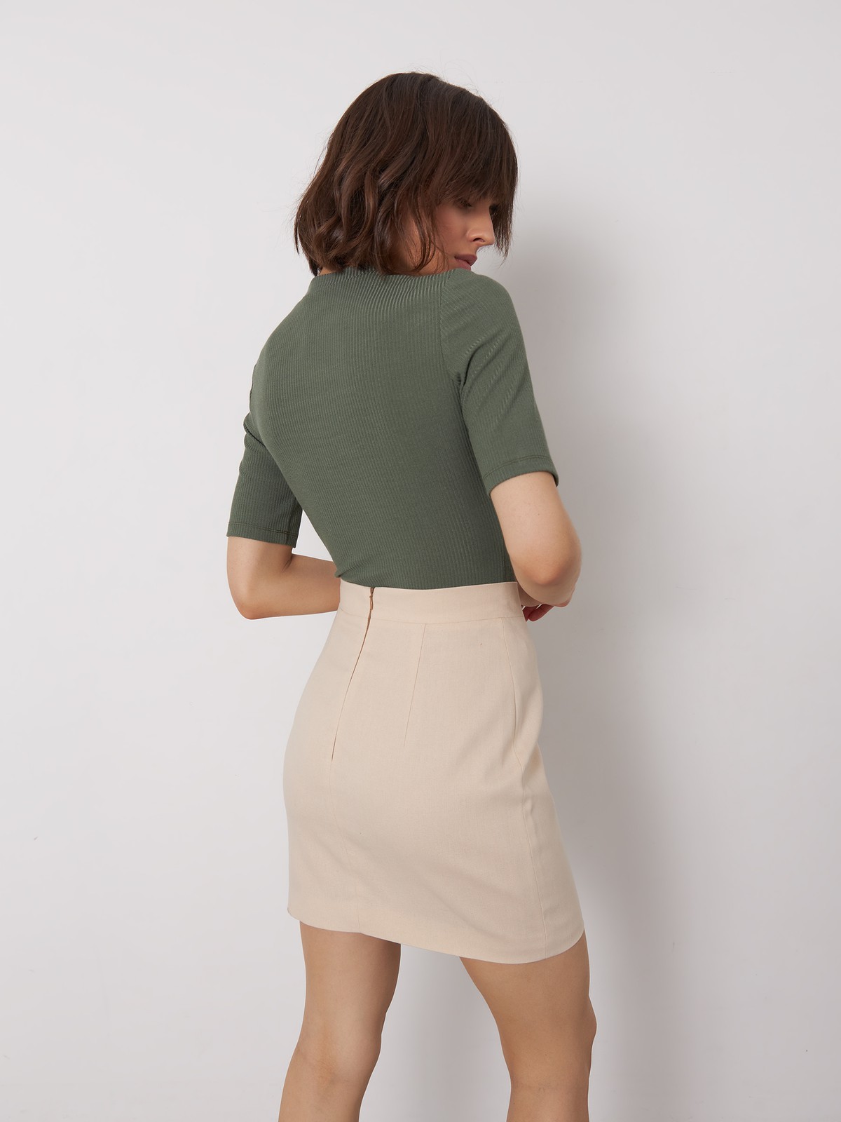 




Мини-юбка с потайной молнией. Ткань идеальна для жаркого лета: дышит, создает ощущение легкости и приятна к телу. В комплект к юбке из коллекции можно подобрать жакет из такой же ткани.

На модели размер XS

