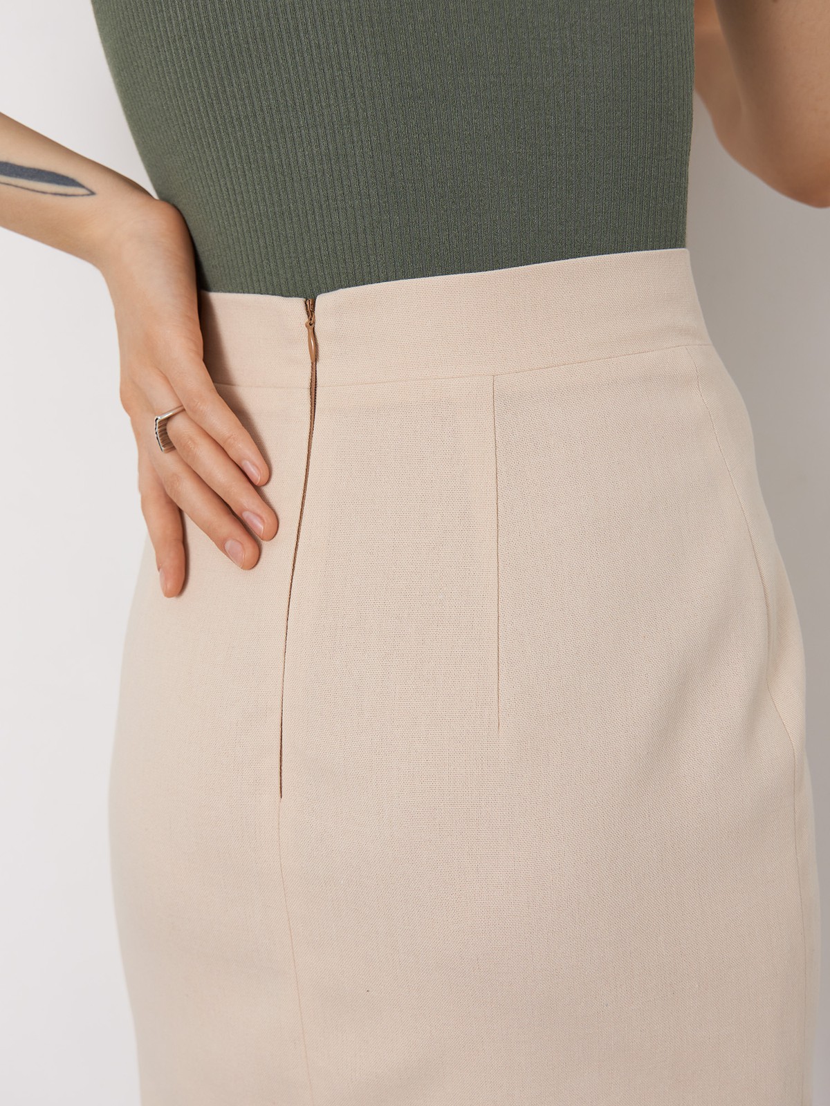 




Мини-юбка с потайной молнией. Ткань идеальна для жаркого лета: дышит, создает ощущение легкости и приятна к телу. В комплект к юбке из коллекции можно подобрать жакет из такой же ткани.

На модели размер XS

