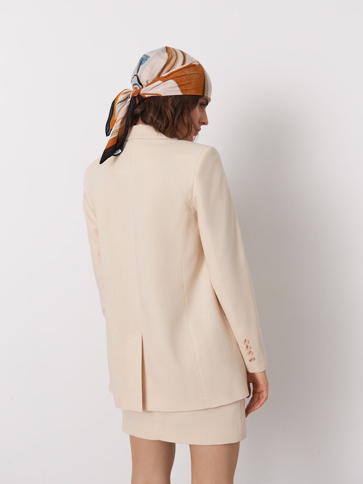 Жакет однобортный, цвет: светло-бежевый Allweneed
Однобортный жакет оформлен острыми лацканами и 1 рядом однотонных пуговиц, вытягивающих силуэт. Костюмная двойка - беспроигрышное сочетание, куда бы вы его ни надели. В комплект к жакету в коллекции можно подобрать юбку или шорты из такой же ткани.
На модели размер XS