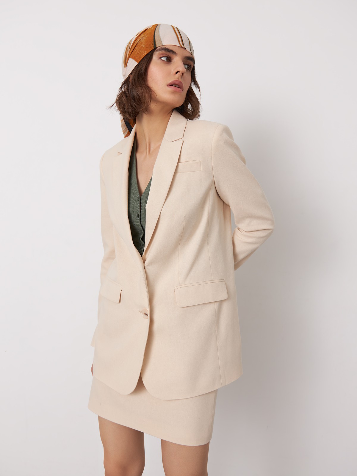 Жакет однобортный, цвет: светло-бежевый Allweneed
Однобортный жакет оформлен острыми лацканами и 1 рядом однотонных пуговиц, вытягивающих силуэт. Костюмная двойка - беспроигрышное сочетание, куда бы вы его ни надели. В комплект к жакету в коллекции можно подобрать юбку или шорты из такой же ткани.
На модели размер XS