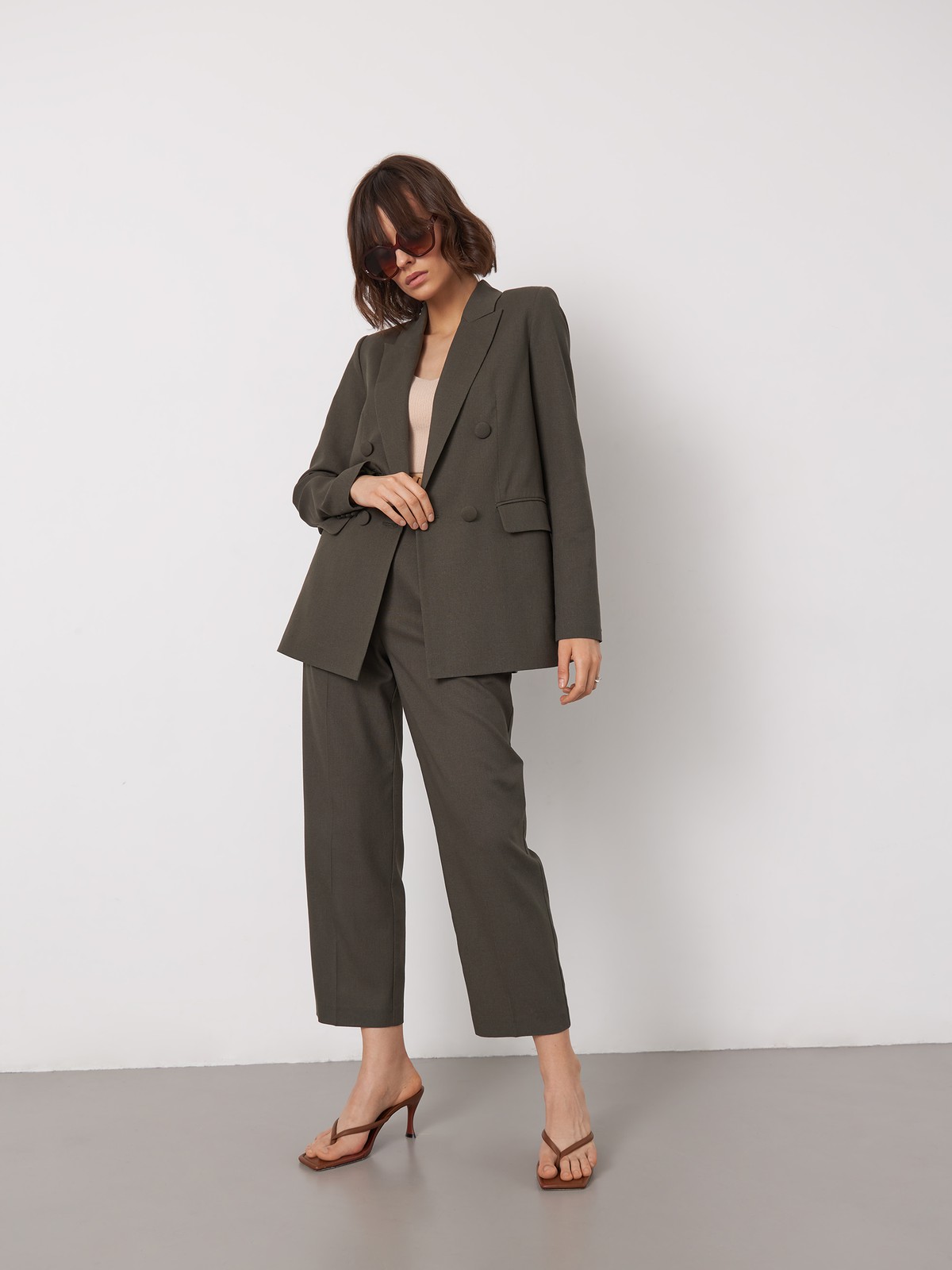 


Благородная природная палитра послужила вдохновнием для новой сезонной коллекции. Двубортный жакет из натурального льна будет отлично смотреться в дуэте с костюмными брюками или юбкой в тон, босоножками или высокими сапогами.

На модели размер XS