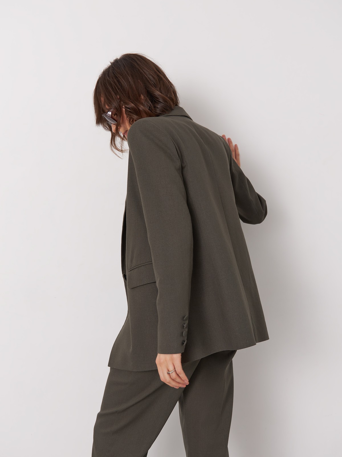 


Благородная природная палитра послужила вдохновнием для новой сезонной коллекции. Двубортный жакет из натурального льна будет отлично смотреться в дуэте с костюмными брюками или юбкой в тон, босоножками или высокими сапогами.

На модели размер XS