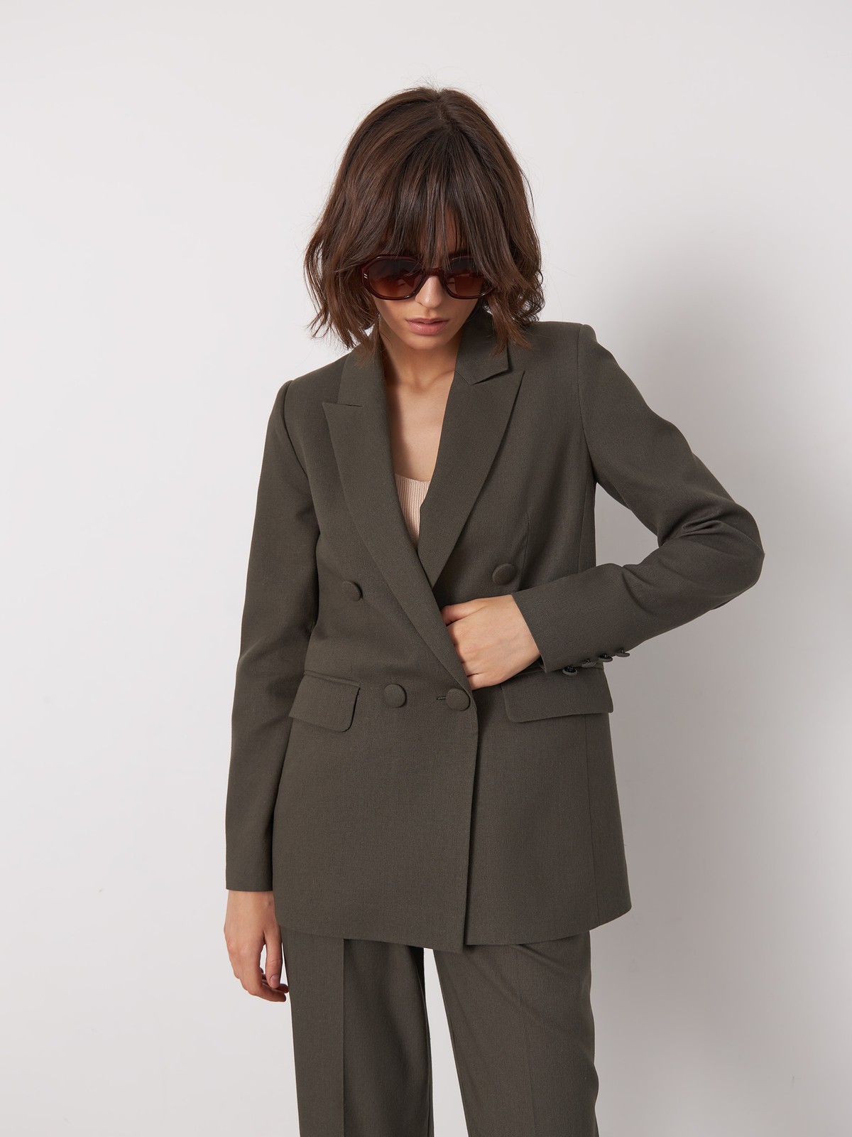 


Благородная природная палитра послужила вдохновнием для новой сезонной коллекции. Двубортный жакет из натурального льна будет отлично смотреться в дуэте с костюмными брюками или юбкой в тон, босоножками или высокими сапогами.

На модели размер XS