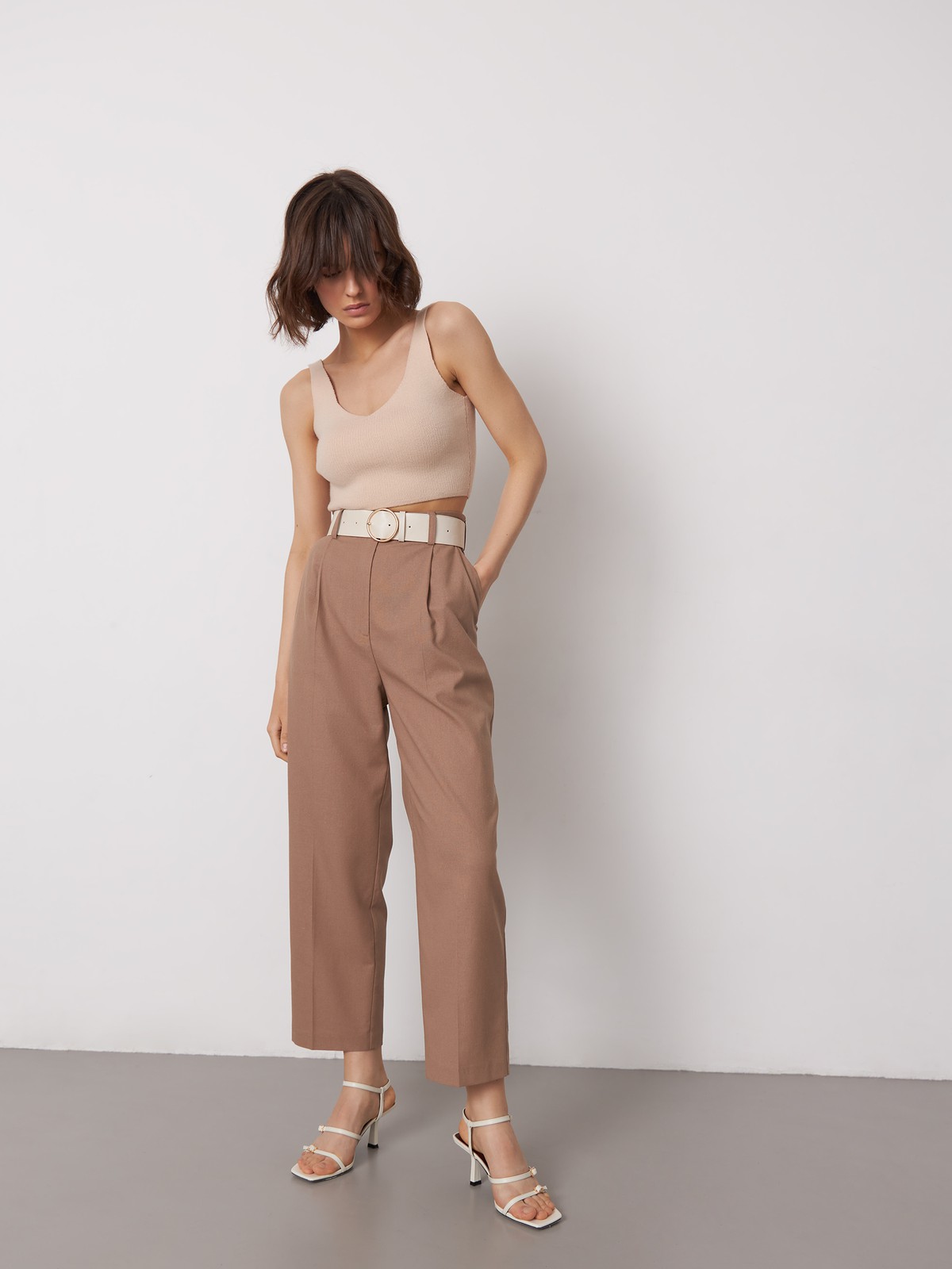 Брюки-бананы , цвет: какао Allweneed
Брюки-бананы с ремнем из эко-кожи в комплекте
Эти брюки - настоящий маст-хэв весенне-летнего сезона! Они выполнены из легкой льняной ткани и максимально комфортны в ношении. Природная цветовая гамма придаст гармонию любому образу. В комплект к брюкам
подберите жакет в тон из той же коллекции.
На модели размер XS