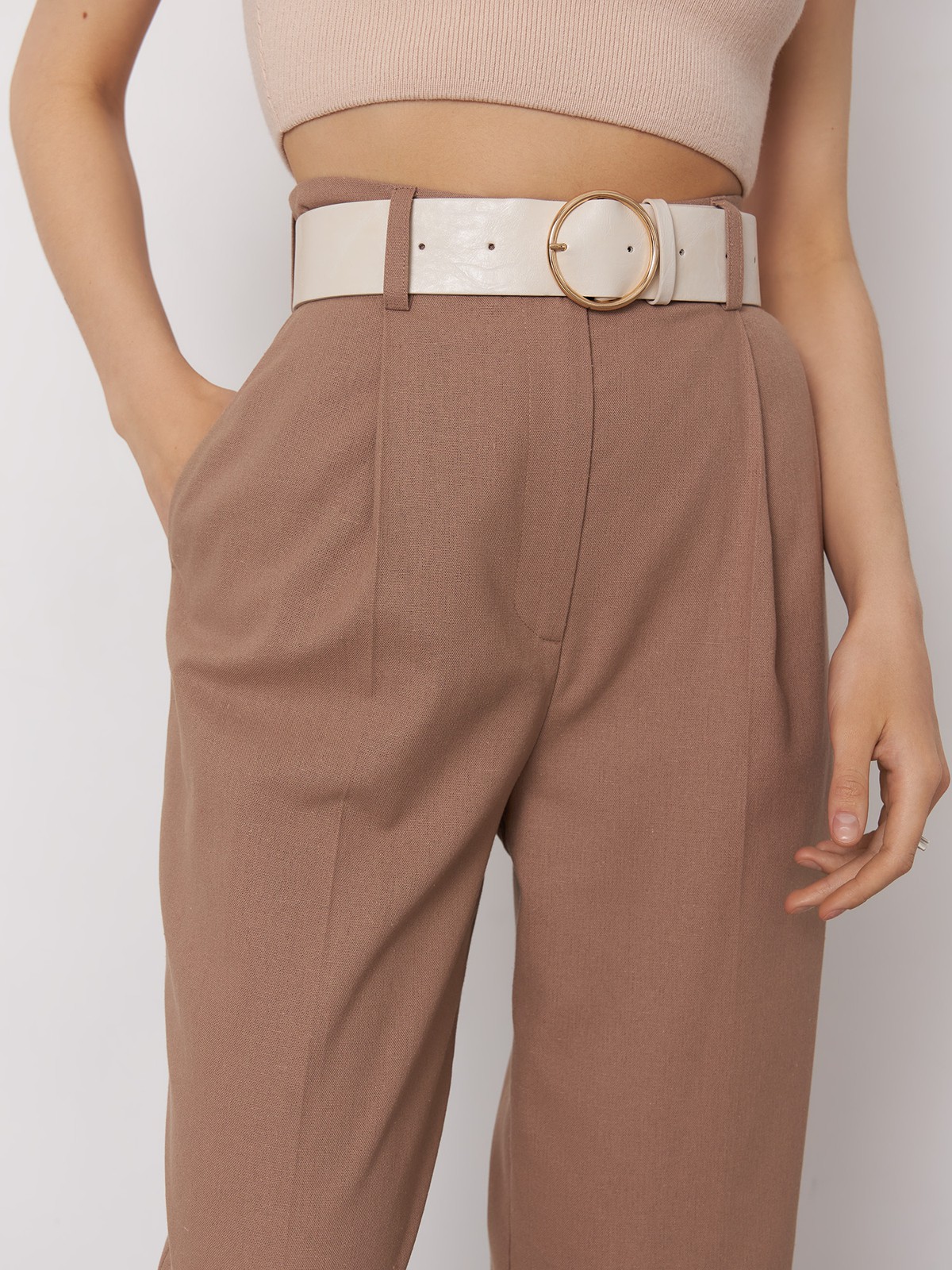 Брюки-бананы , цвет: какао Allweneed
Брюки-бананы с ремнем из эко-кожи в комплекте
Эти брюки - настоящий маст-хэв весенне-летнего сезона! Они выполнены из легкой льняной ткани и максимально комфортны в ношении. Природная цветовая гамма придаст гармонию любому образу. В комплект к брюкам
подберите жакет в тон из той же коллекции.
На модели размер XS