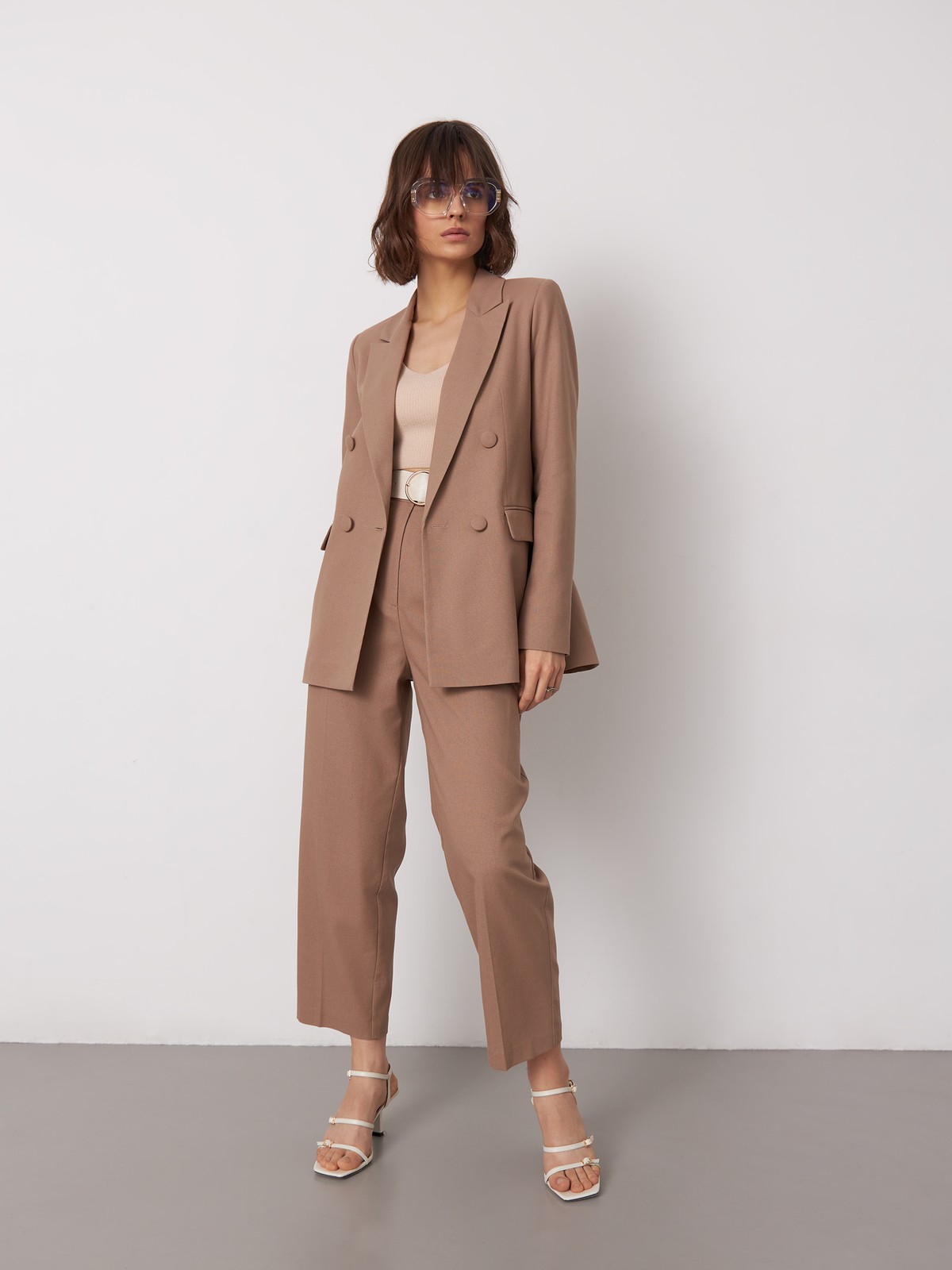 Двубортный жакет , цвет: какао Allweneed
Благородная природная палитра послужила вдохновнием для новой сезонной коллекции. Двубортный жакет из натурального льна будет отлично смотреться в дуэте с костюмными брюками или юбкой в тон, босоножками или высокими сапогами.
На модели размер XS