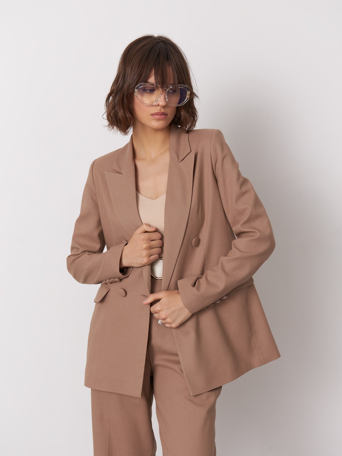 Двубортный жакет , цвет: какао Allweneed
Благородная природная палитра послужила вдохновнием для новой сезонной коллекции. Двубортный жакет из натурального льна будет отлично смотреться в дуэте с костюмными брюками или юбкой в тон, босоножками или высокими сапогами.
На модели размер XS