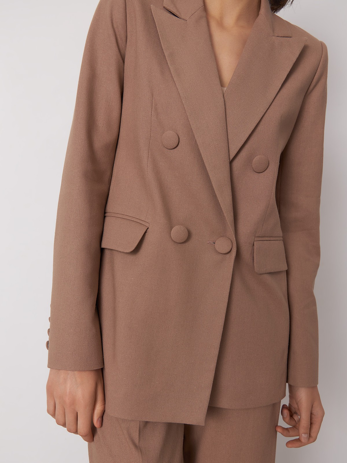 Двубортный жакет , цвет: какао Allweneed
Благородная природная палитра послужила вдохновнием для новой сезонной коллекции. Двубортный жакет из натурального льна будет отлично смотреться в дуэте с костюмными брюками или юбкой в тон, босоножками или высокими сапогами.
На модели размер XS