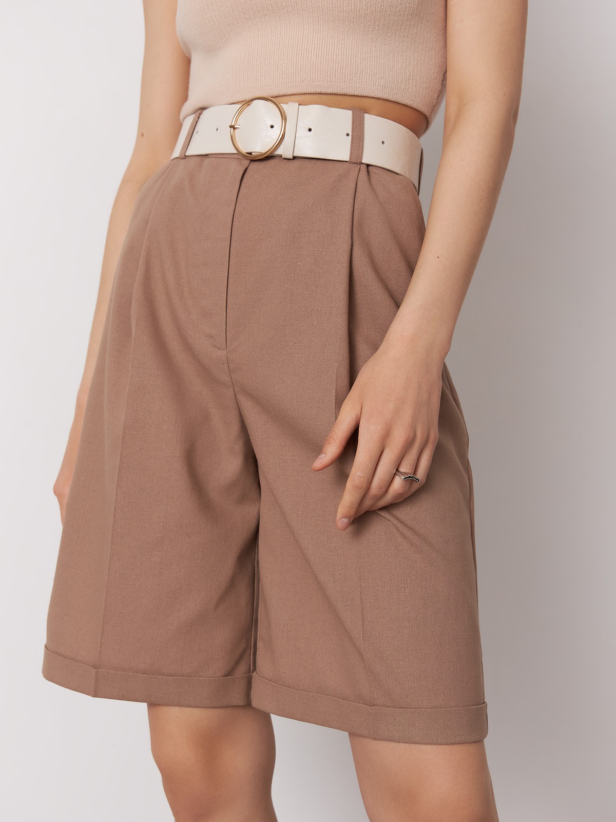 Шорты-бермуды, цвет: какао Allweneed
Шорты бермуды - внесезонный хит коллекций уже несколько сезонов подряд. Наша новинка универсальной длины из легкой льняной ткани отлично смотрится на любой фигуре: благодаря высокой посадке на талии и мягким защипам по бокам. В комплект к шортам из коллекции можно подобрать жакет и рубашку из такой же ткани. Ремень из искусственной кожи в комплекте.
На модели размер XS