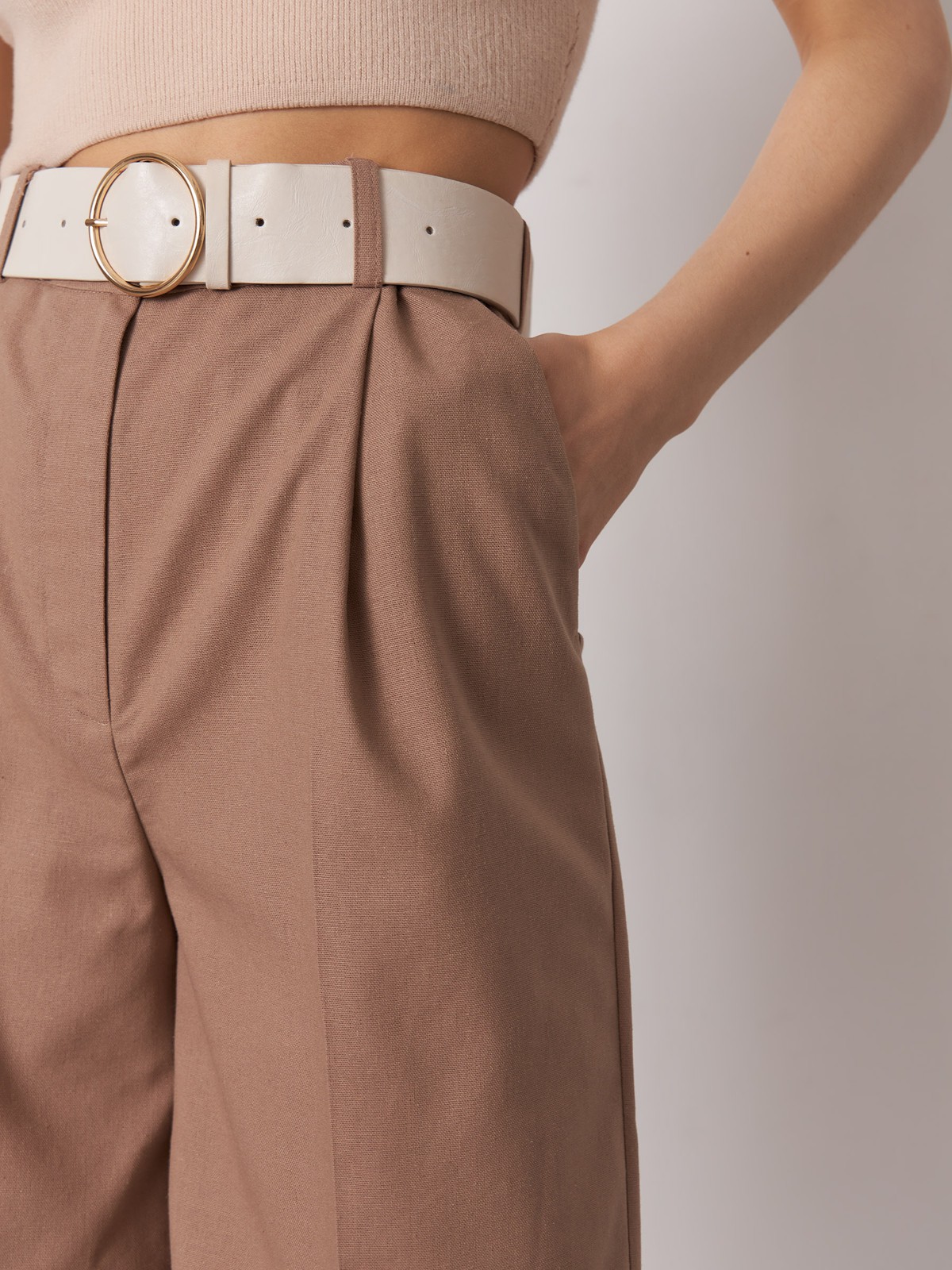 Шорты-бермуды, цвет: какао Allweneed
Шорты бермуды - внесезонный хит коллекций уже несколько сезонов подряд. Наша новинка универсальной длины из легкой льняной ткани отлично смотрится на любой фигуре: благодаря высокой посадке на талии и мягким защипам по бокам. В комплект к шортам из коллекции можно подобрать жакет и рубашку из такой же ткани. Ремень из искусственной кожи в комплекте.
На модели размер XS