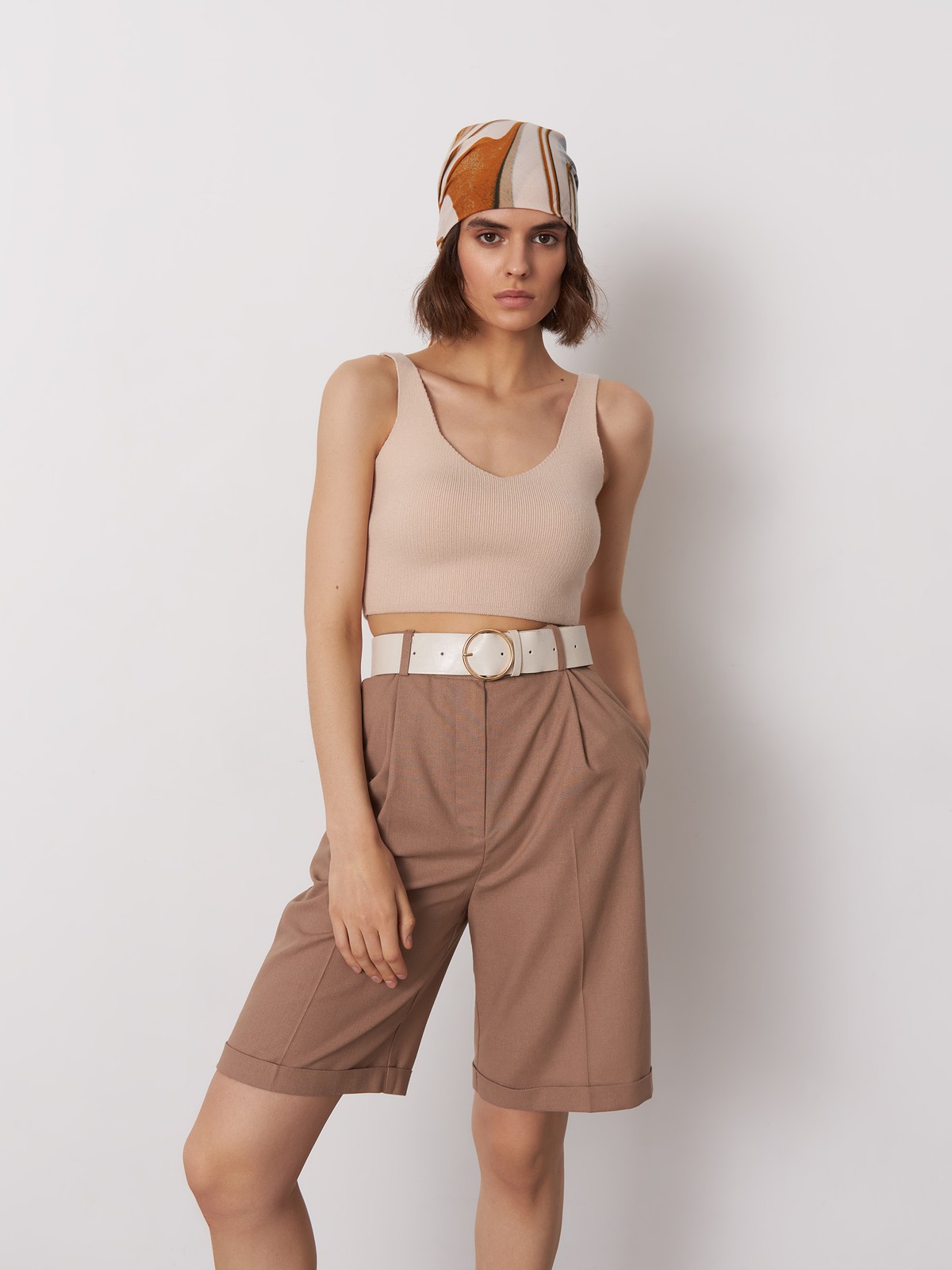 Шорты-бермуды, цвет: какао Allweneed
Шорты бермуды - внесезонный хит коллекций уже несколько сезонов подряд. Наша новинка универсальной длины из легкой льняной ткани отлично смотрится на любой фигуре: благодаря высокой посадке на талии и мягким защипам по бокам. В комплект к шортам из коллекции можно подобрать жакет и рубашку из такой же ткани. Ремень из искусственной кожи в комплекте.
На модели размер XS