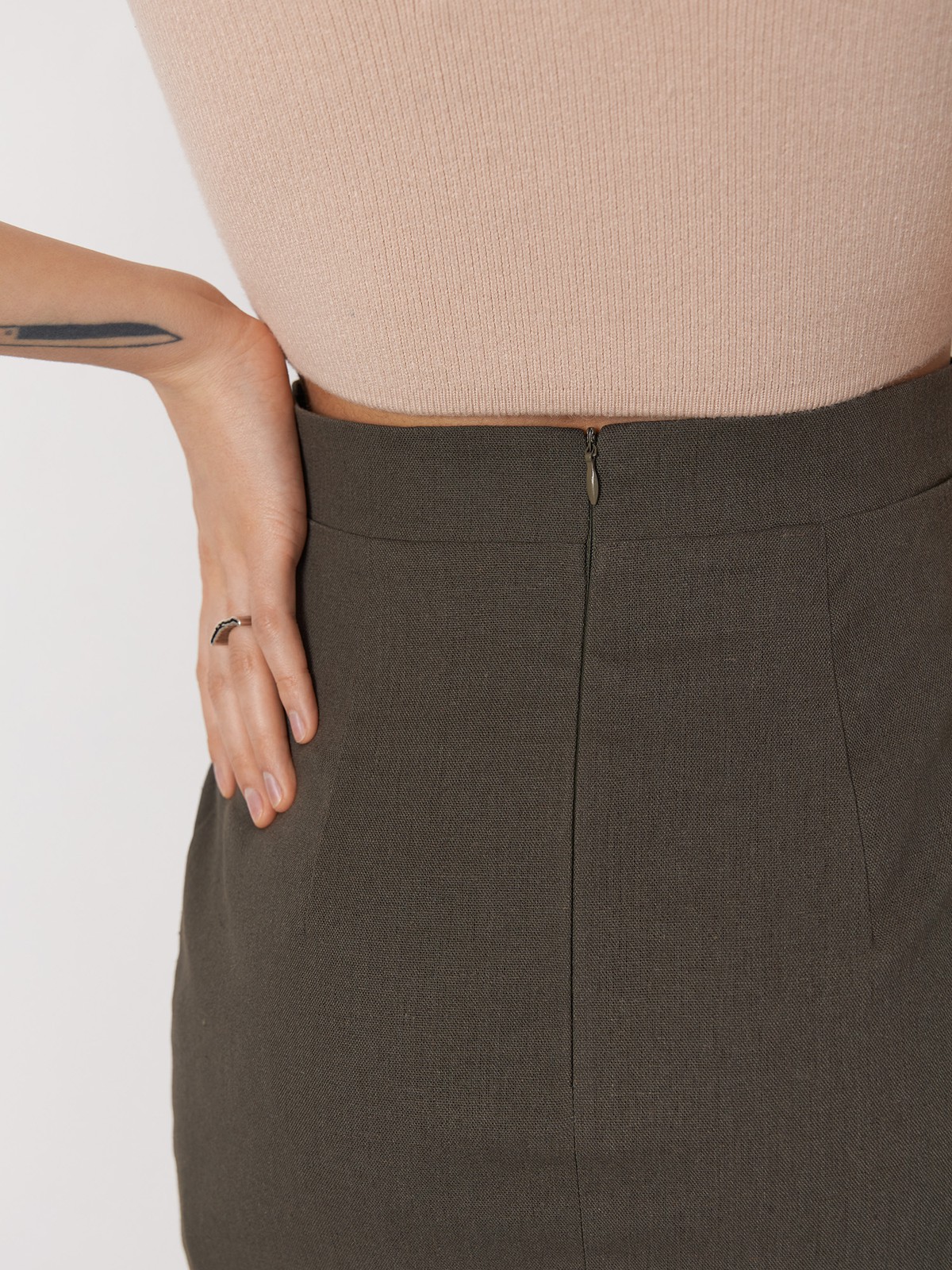 




Мини-юбка с потайной молнией. Ткань идеальна для жаркого лета: дышит, создает ощущение легкости и приятна к телу. В комплект к юбке из коллекции можно подобрать жакет из такой же ткани.

На модели размер XS

