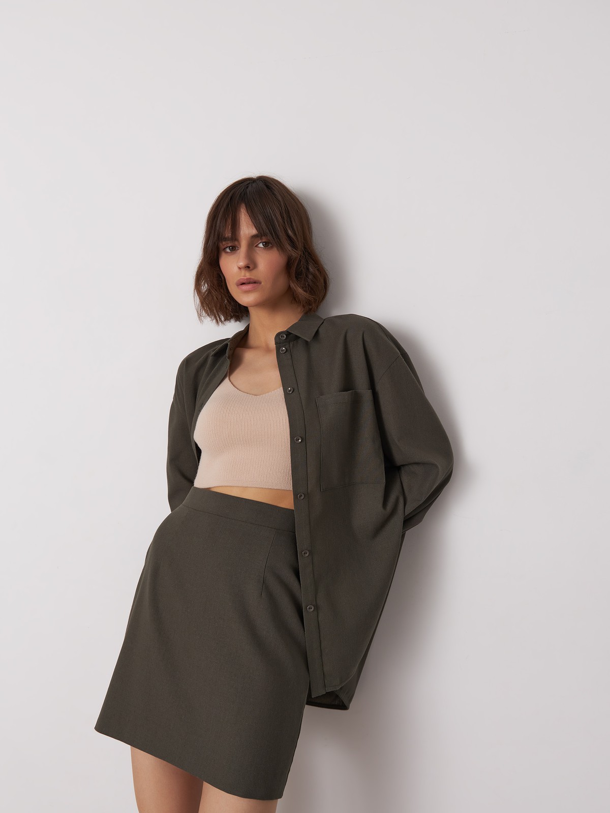 




Мини-юбка с потайной молнией. Ткань идеальна для жаркого лета: дышит, создает ощущение легкости и приятна к телу. В комплект к юбке из коллекции можно подобрать жакет из такой же ткани.

На модели размер XS

