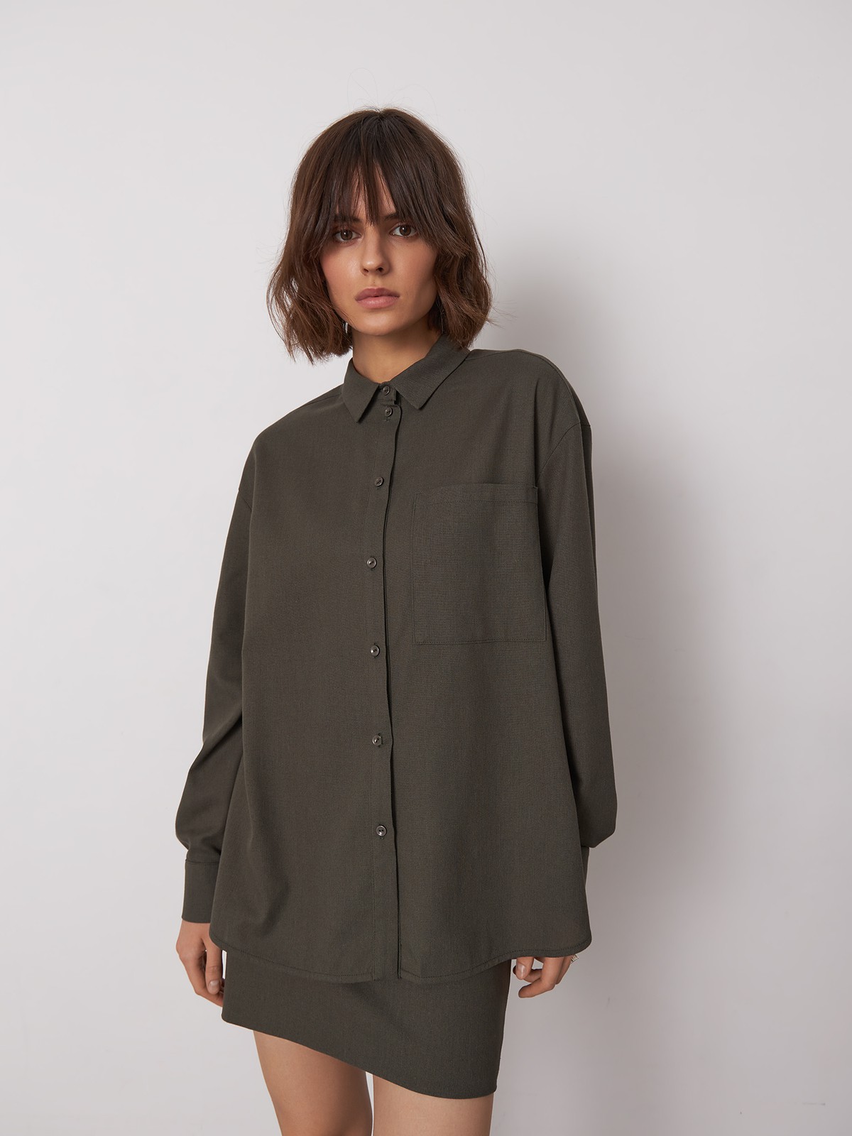 


Натуральные ткани и природные оттенки задают настроение нового сезона. Эта рубашка oversize выполнеан изо льна в умиротворяющией палитре природных оттенков. Создайте актуальный и в то же время вневременной образ, сочетая ее с юбкой или брюками в тон.

На модели размер XS/S