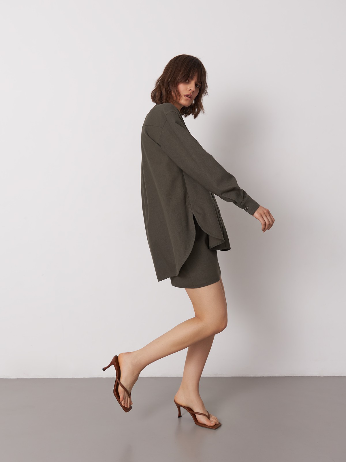 


Натуральные ткани и природные оттенки задают настроение нового сезона. Эта рубашка oversize выполнеан изо льна в умиротворяющией палитре природных оттенков. Создайте актуальный и в то же время вневременной образ, сочетая ее с юбкой или брюками в тон.

На модели размер XS/S