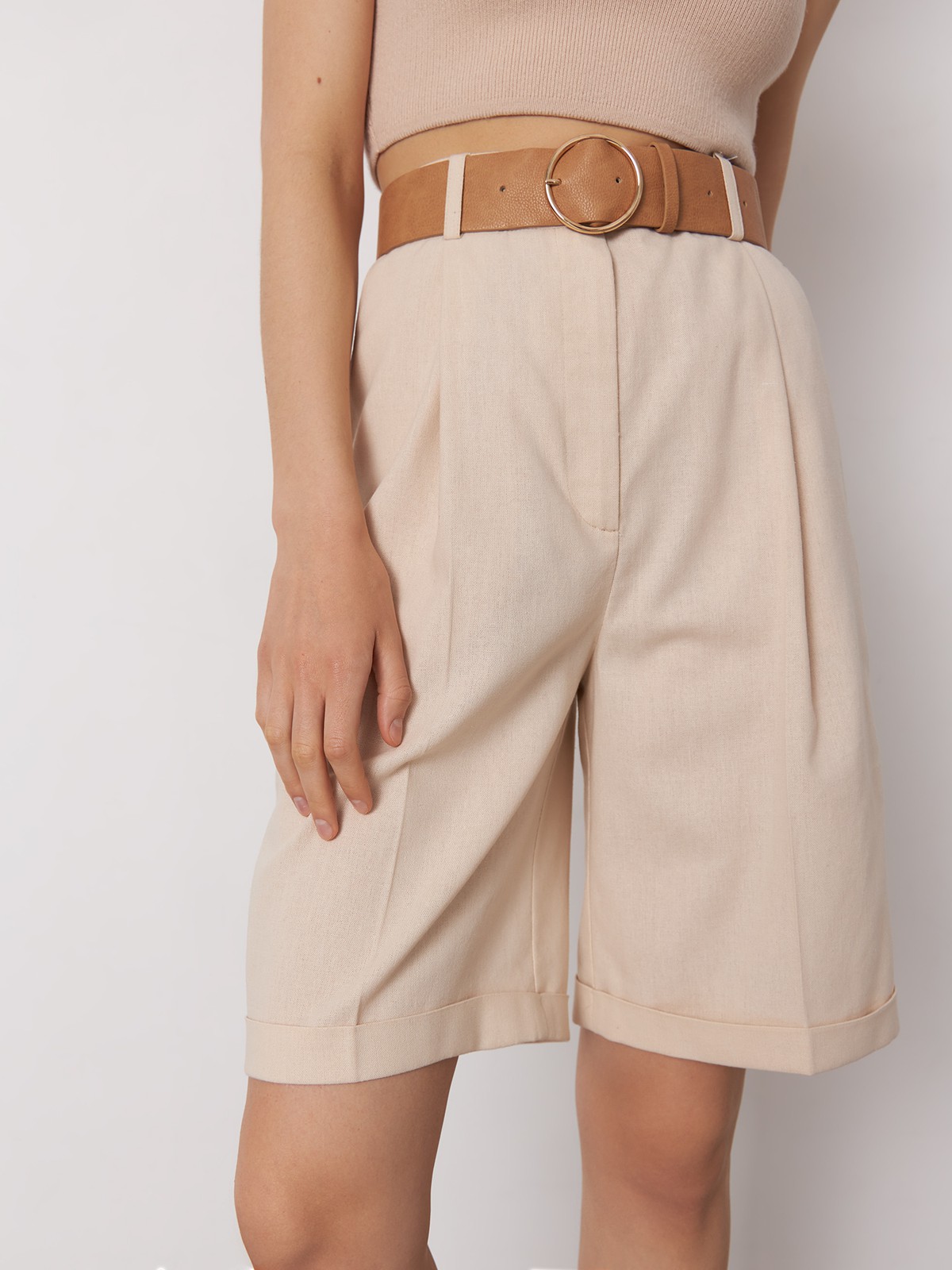 




Шорты бермуды - внесезонный хит коллекций уже несколько сезонов подряд. Наша новинка универсальной длины из легкой льняной ткани отлично смотрится на любой фигуре: благодаря высокой посадке на талии и мягким защипам по бокам. В комплект к шортам из коллекции можно подобрать жакет и рубашку из такой же ткани. Ремень из искусственной кожи в комплекте.

На модели размер XS