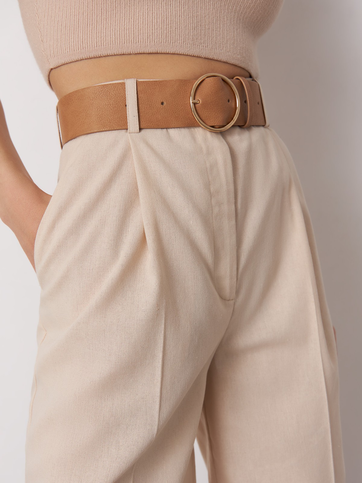 




Шорты бермуды - внесезонный хит коллекций уже несколько сезонов подряд. Наша новинка универсальной длины из легкой льняной ткани отлично смотрится на любой фигуре: благодаря высокой посадке на талии и мягким защипам по бокам. В комплект к шортам из коллекции можно подобрать жакет и рубашку из такой же ткани. Ремень из искусственной кожи в комплекте.

На модели размер XS