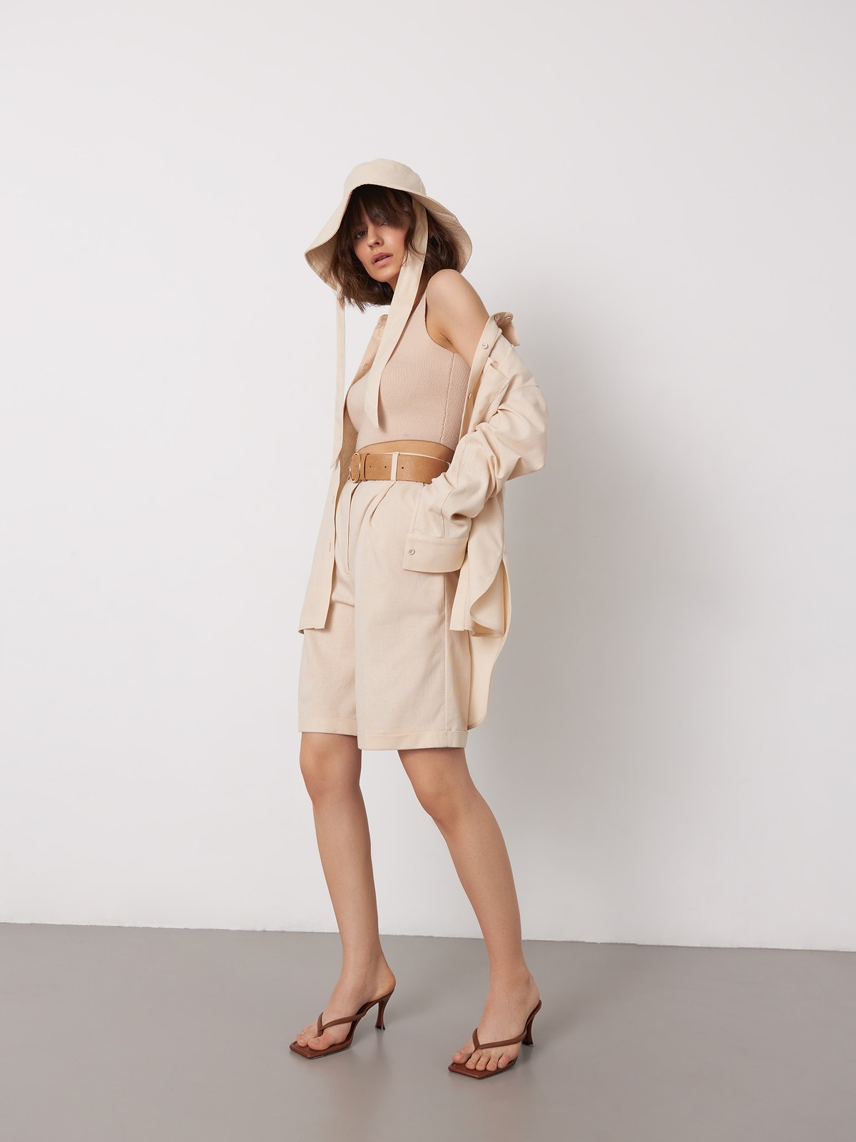 




Шорты бермуды - внесезонный хит коллекций уже несколько сезонов подряд. Наша новинка универсальной длины из легкой льняной ткани отлично смотрится на любой фигуре: благодаря высокой посадке на талии и мягким защипам по бокам. В комплект к шортам из коллекции можно подобрать жакет и рубашку из такой же ткани. Ремень из искусственной кожи в комплекте.

На модели размер XS