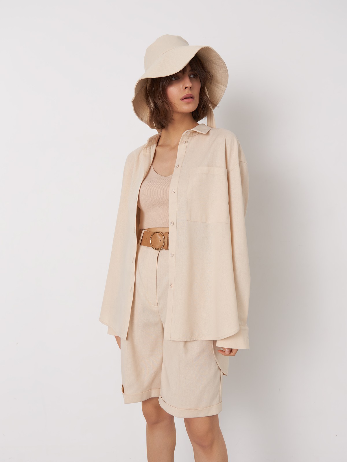 


Натуральные ткани и природные оттенки задают настроение нового сезона. Эта рубашка oversize выполнеан изо льна в умиротворяющией палитре природных оттенков. Создайте актуальный и в то же время вневременной образ, сочетая ее с юбкой или брюками в тон.

На модели размер XS/S