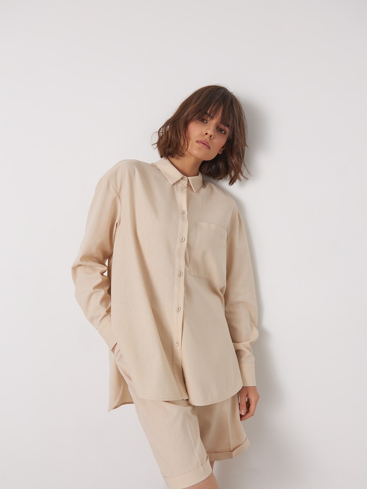 


Натуральные ткани и природные оттенки задают настроение нового сезона. Эта рубашка oversize выполнеан изо льна в умиротворяющией палитре природных оттенков. Создайте актуальный и в то же время вневременной образ, сочетая ее с юбкой или брюками в тон.

На модели размер XS/S