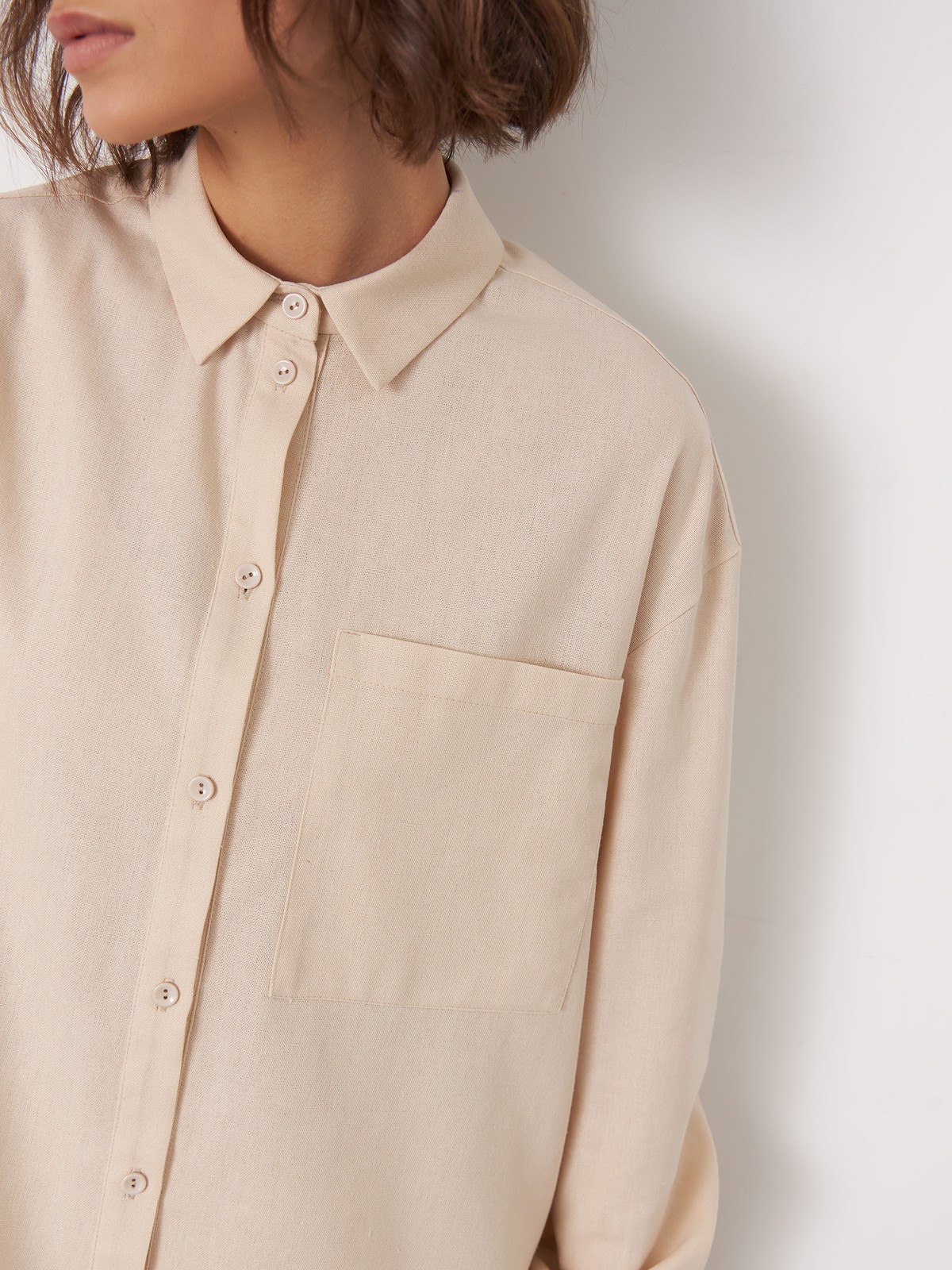 


Натуральные ткани и природные оттенки задают настроение нового сезона. Эта рубашка oversize выполнеан изо льна в умиротворяющией палитре природных оттенков. Создайте актуальный и в то же время вневременной образ, сочетая ее с юбкой или брюками в тон.

На модели размер XS/S